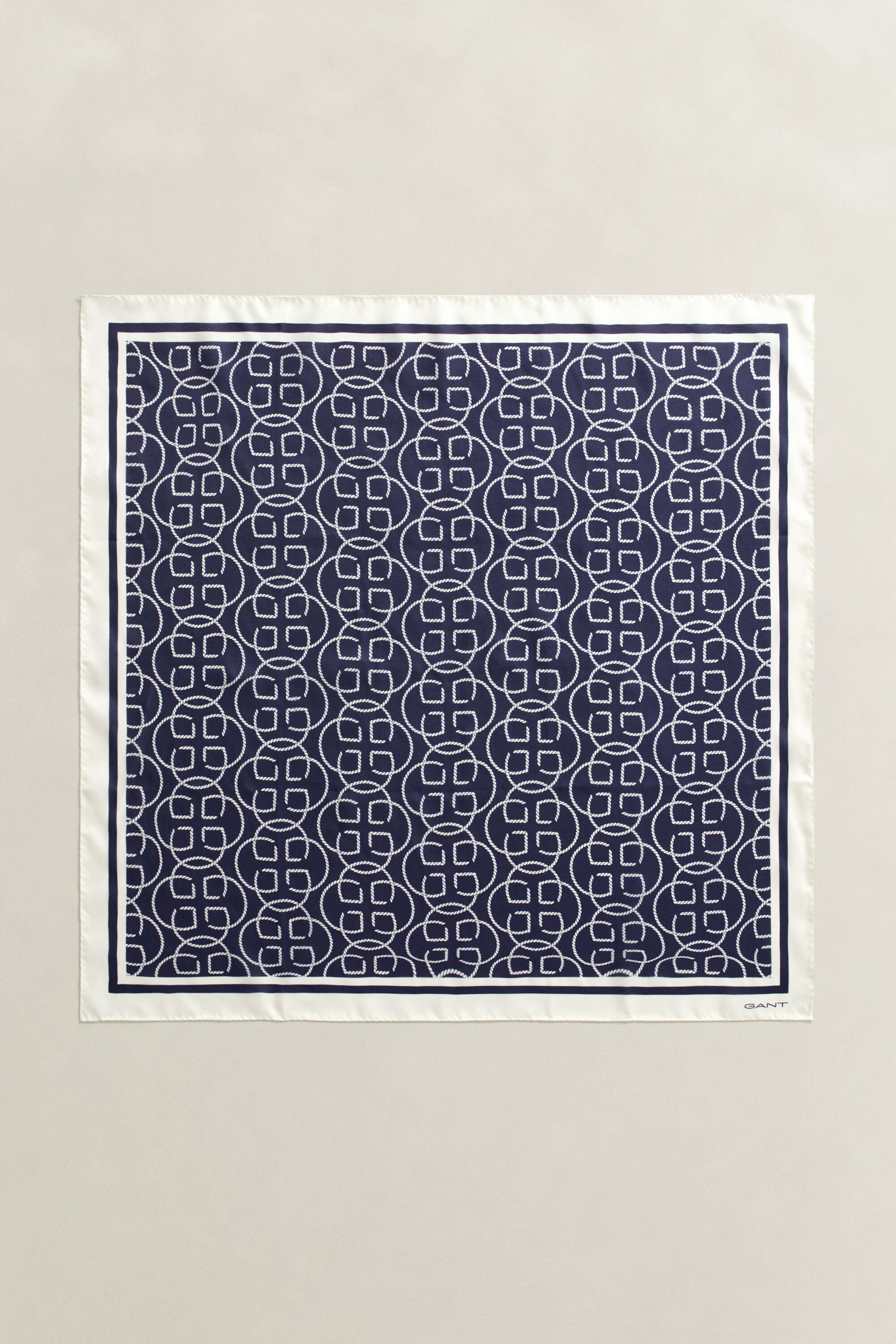 Sidensjal med monogram