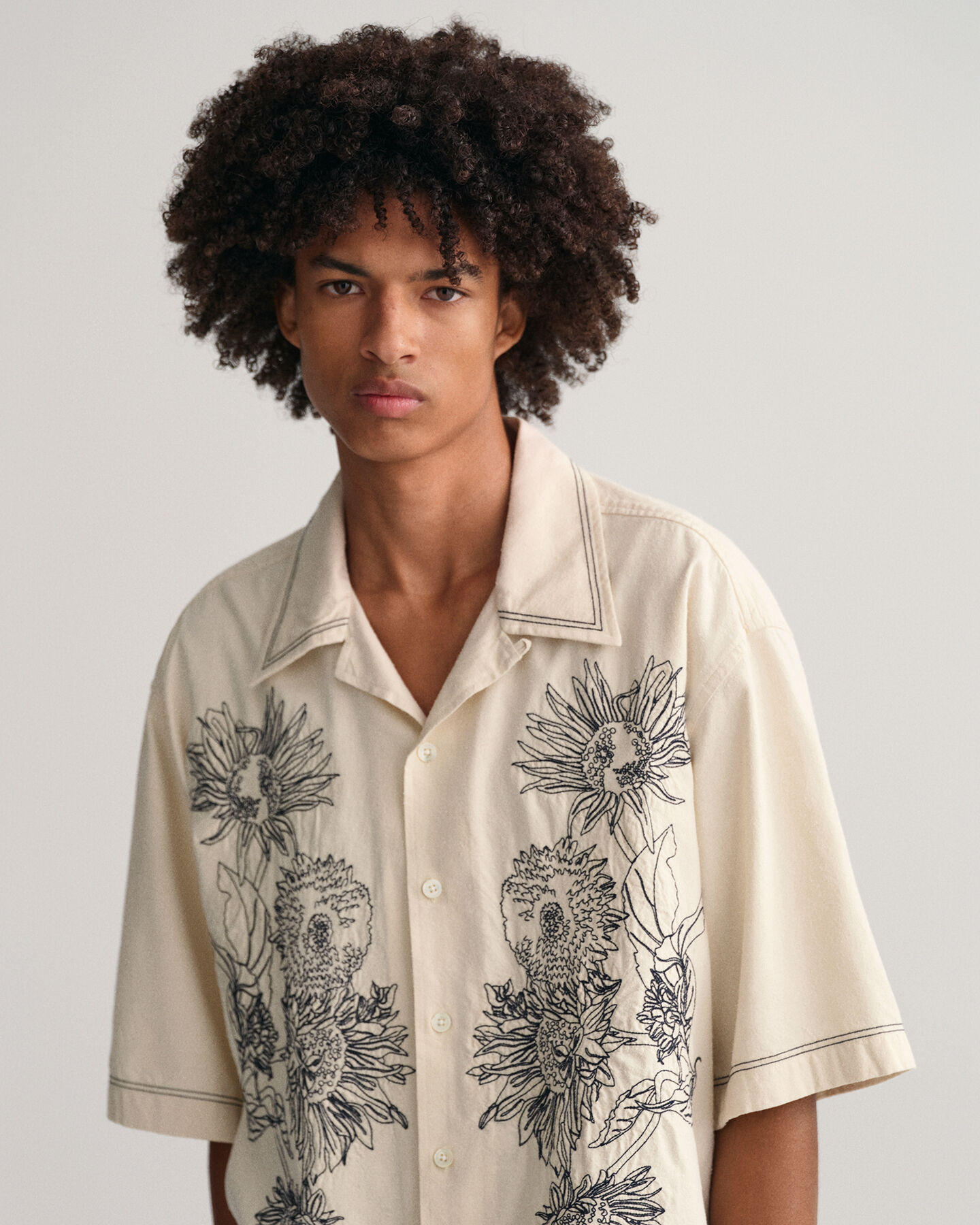 Oversized broderad skjorta med kort ärm