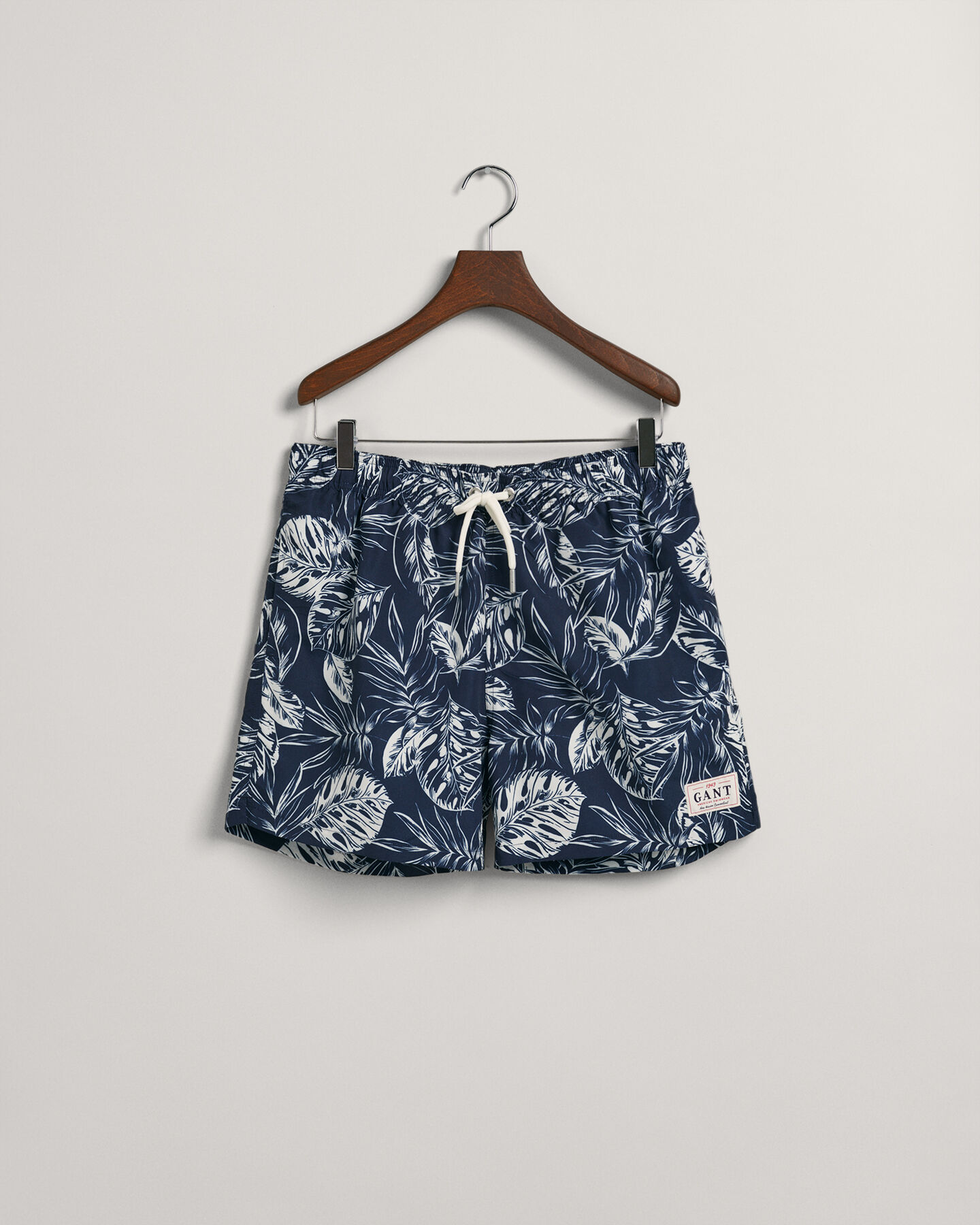 Classic fit badshorts med tropiskt l&ouml;vm&ouml;nster