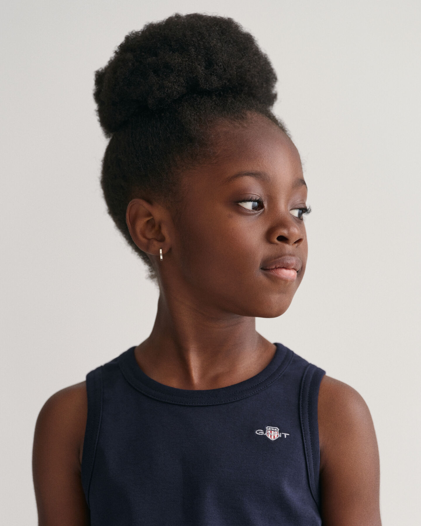 Kids linne med sk&ouml;ldemblem