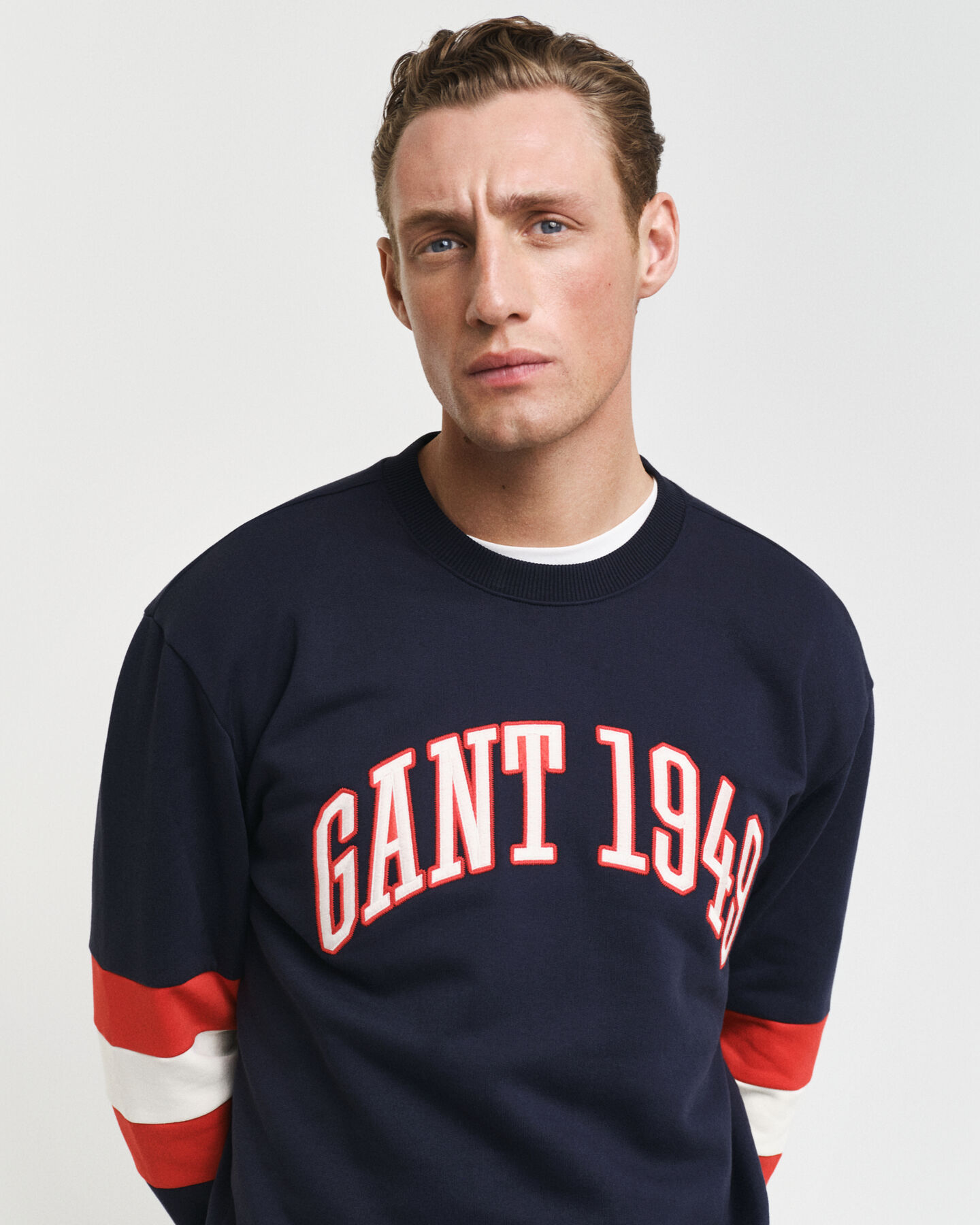 Rundhalsad sweatshirt med f&auml;rgblock