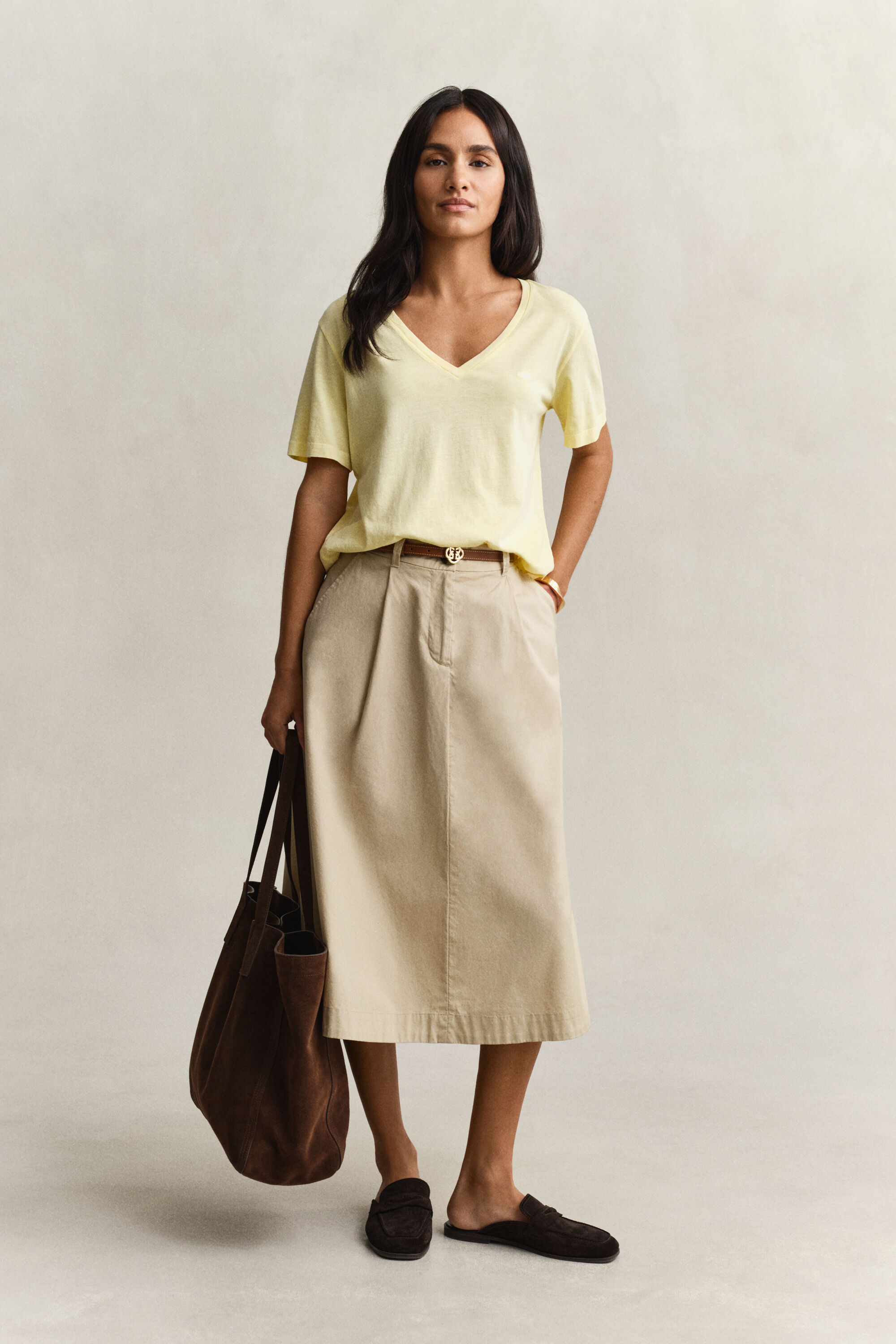 V-ringad tvättad T-shirt med sköldlogo