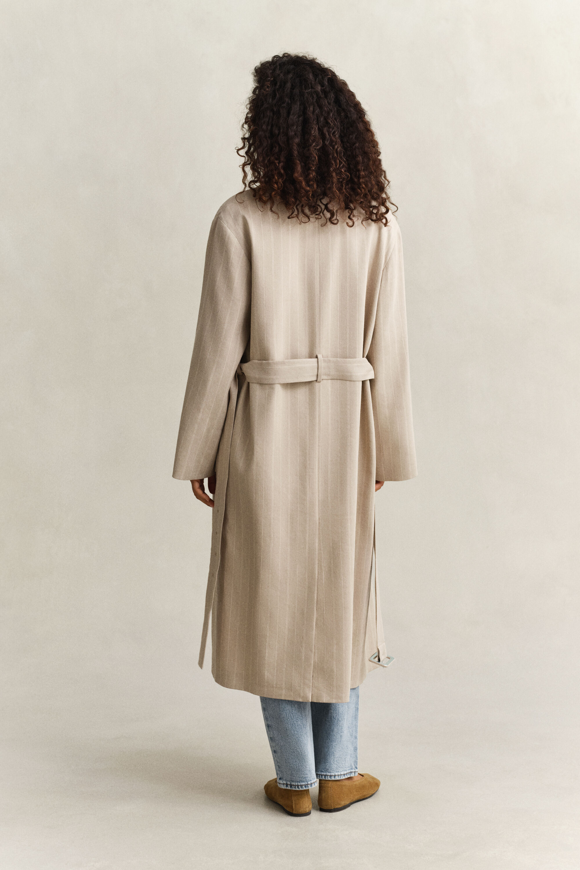 Kritstrecksrandig kappa i linneblandning