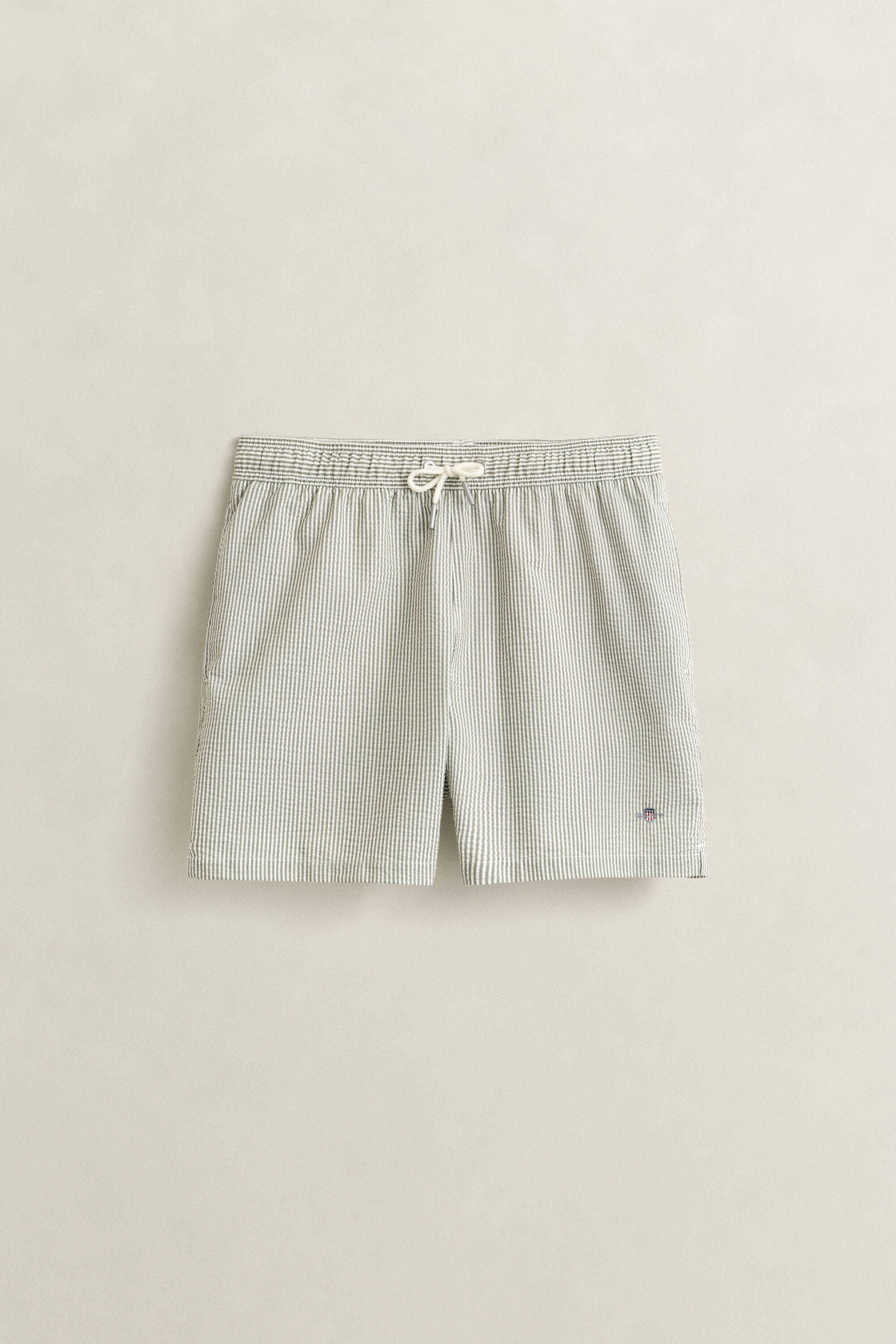 Randiga badshorts i bäckebölja