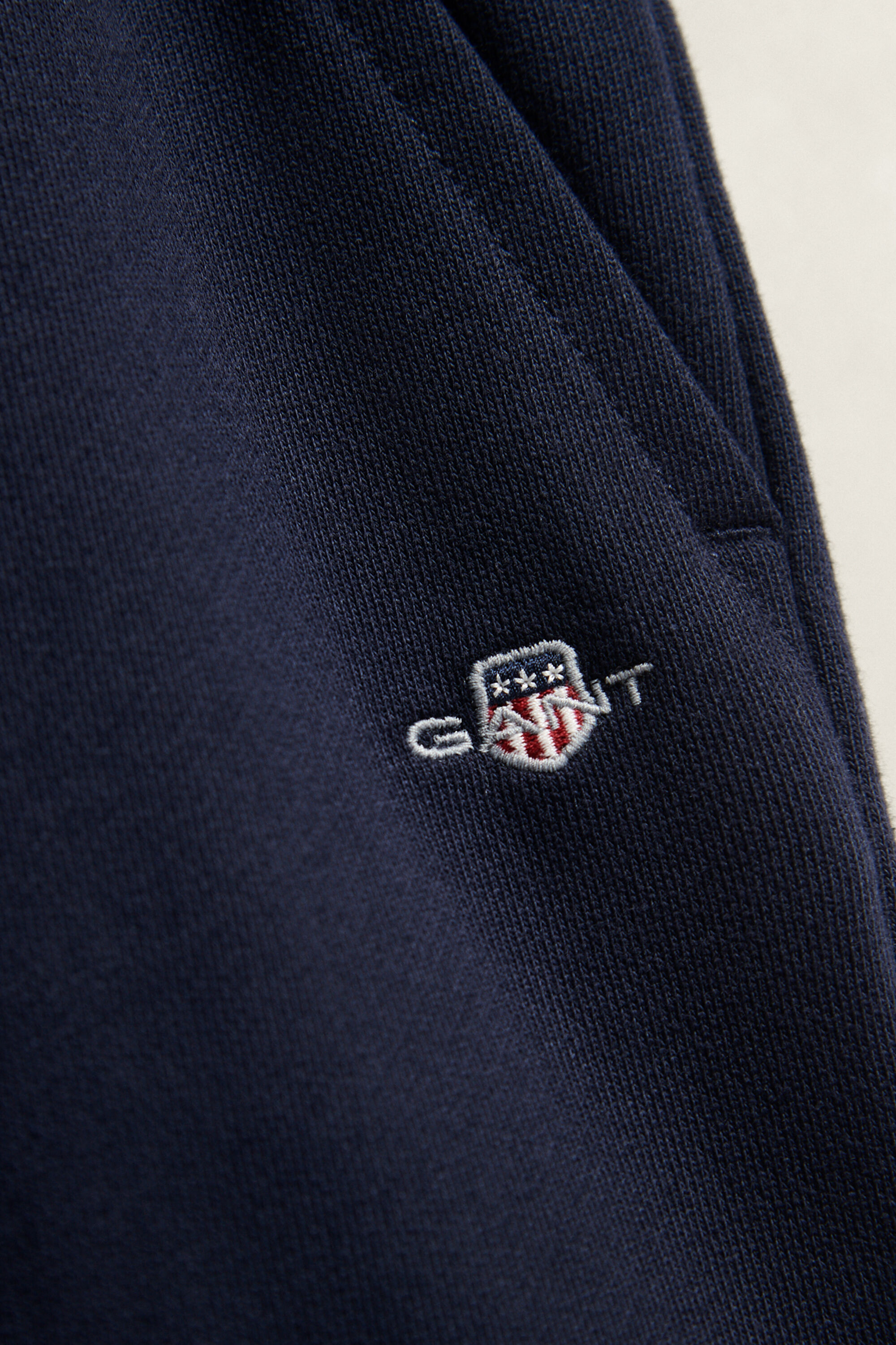 Boys sweatpants med sköldemblem