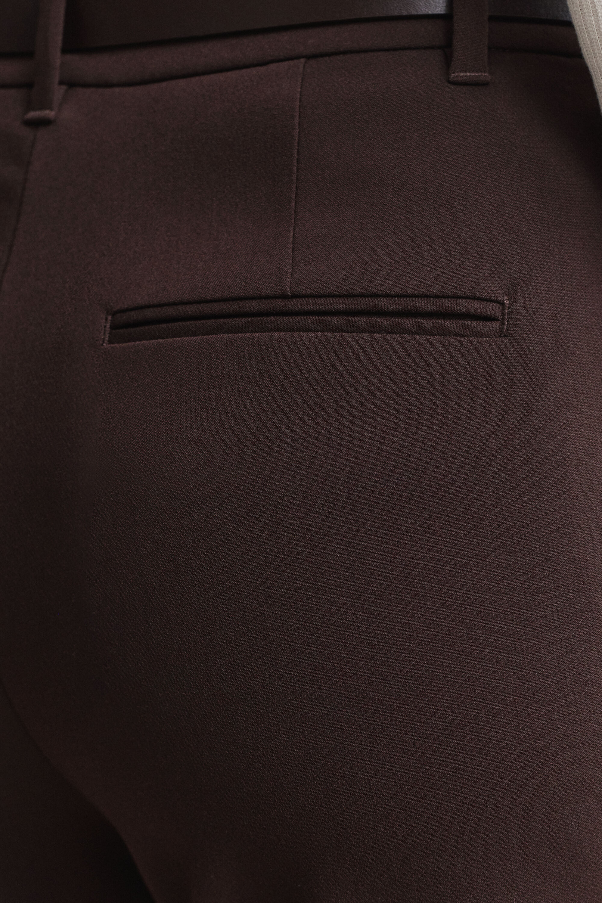 Slim fit slacks med utställda ben