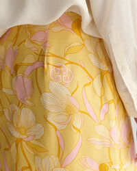 Magnoliamönstrad omlottkjol i minilängd