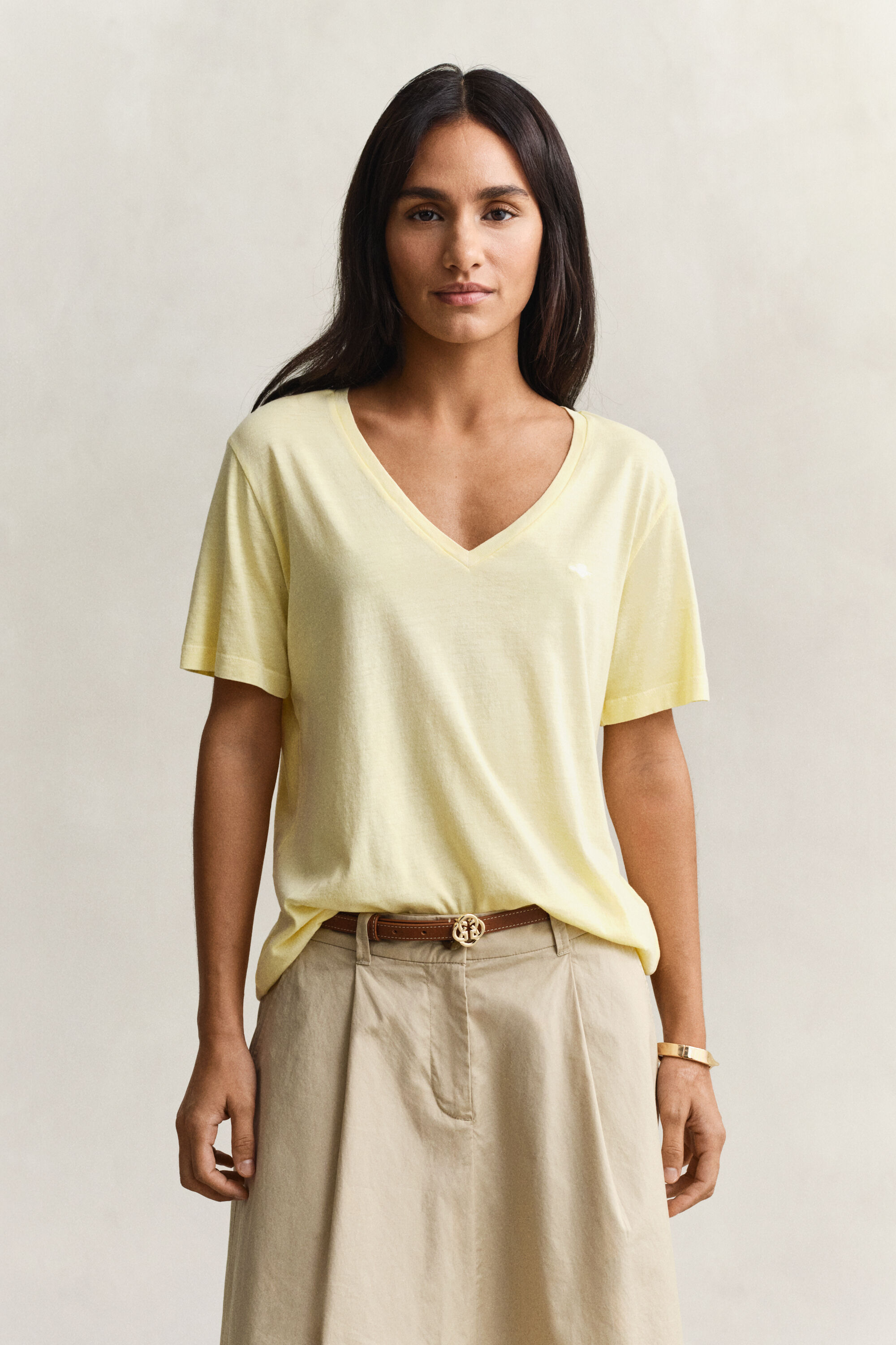 V-ringad tvättad T-shirt med sköldlogo