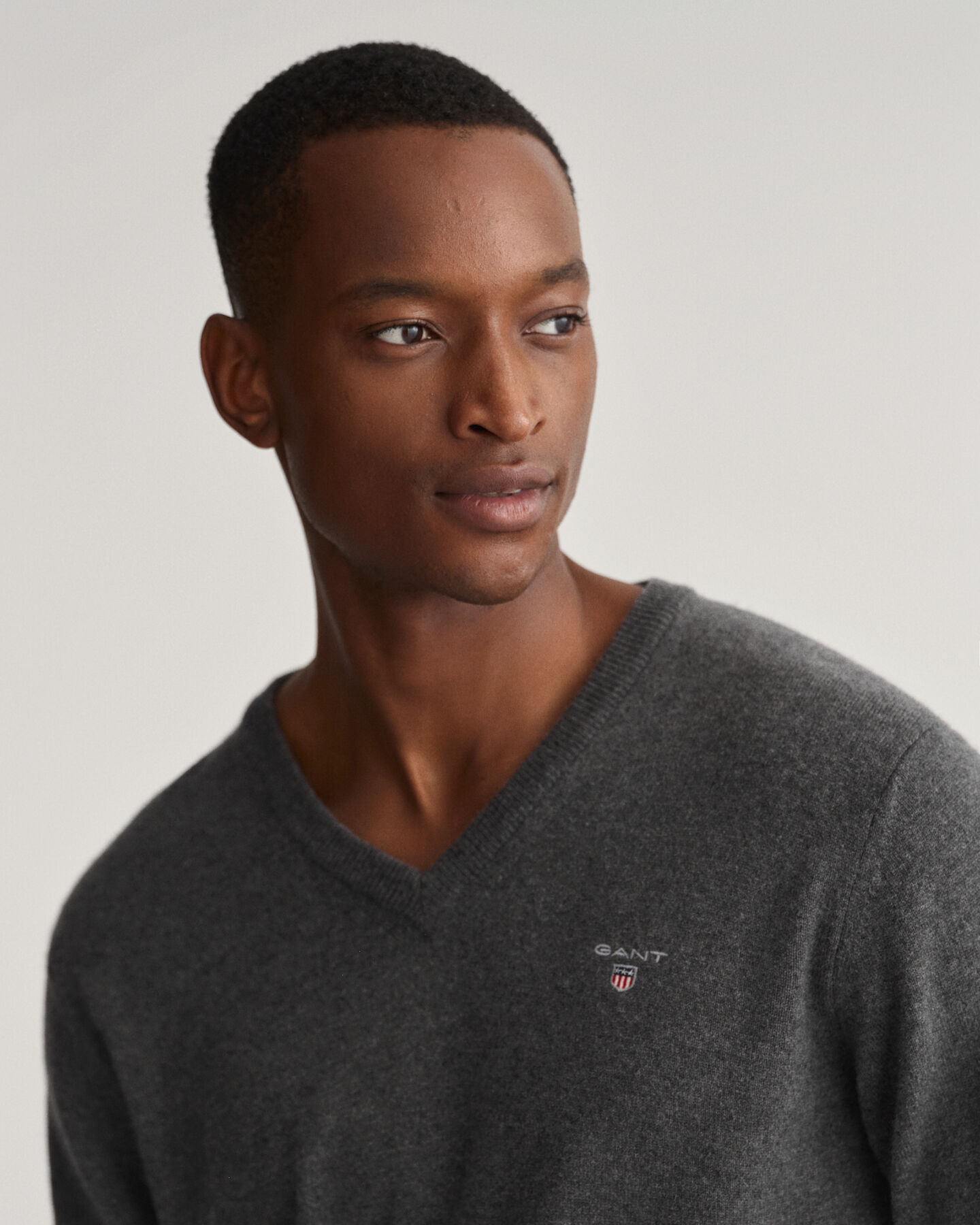 V-ringad tr&ouml;ja i superfin lammull