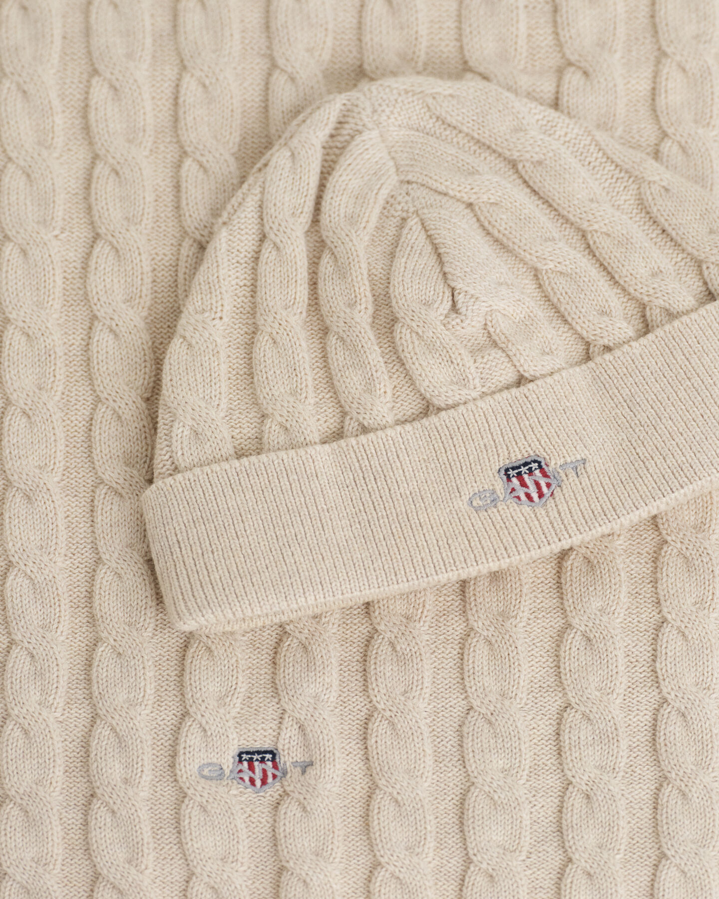 Gåvoset med babyfilt och mössa