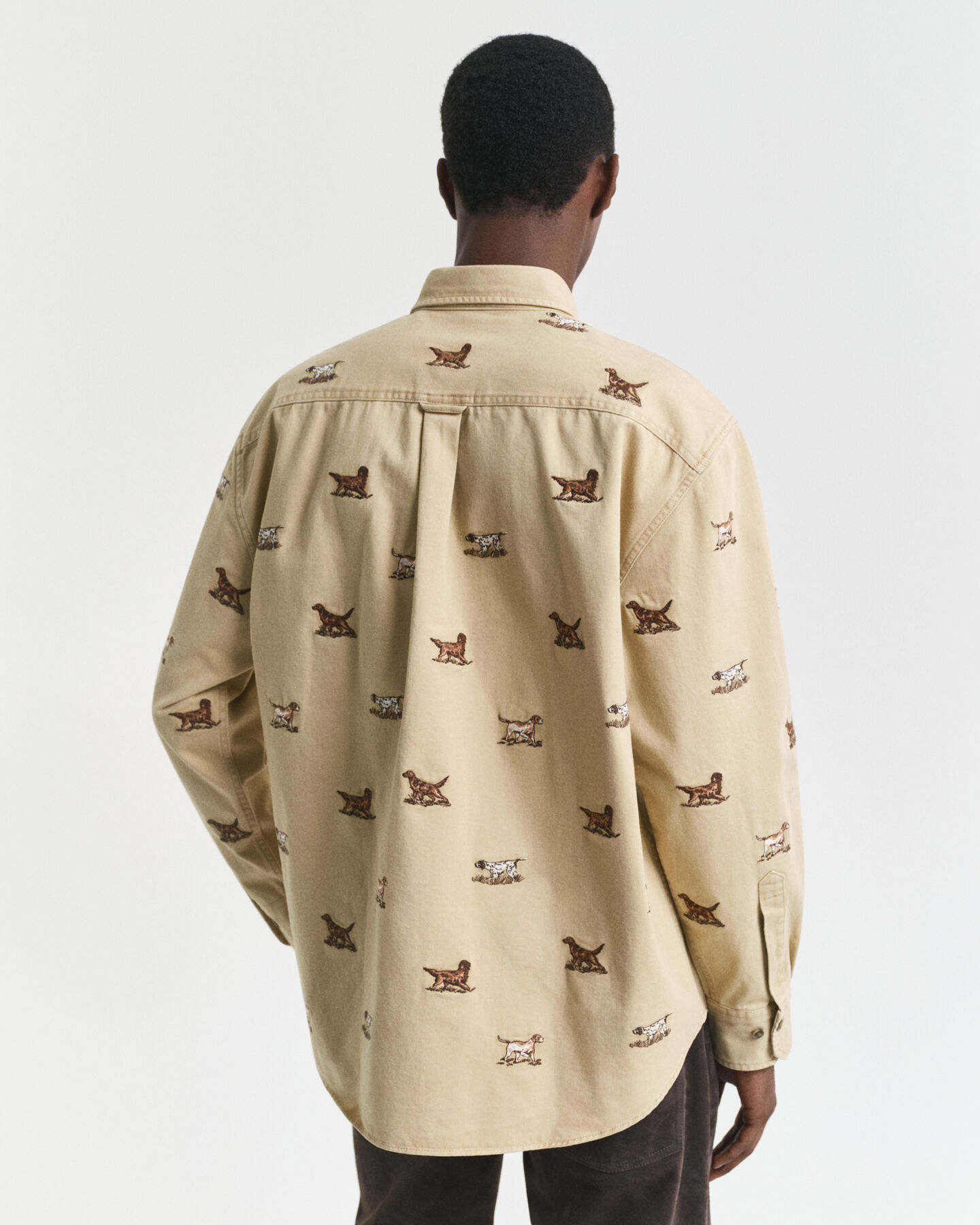 Relaxed fit broderad twillskjorta