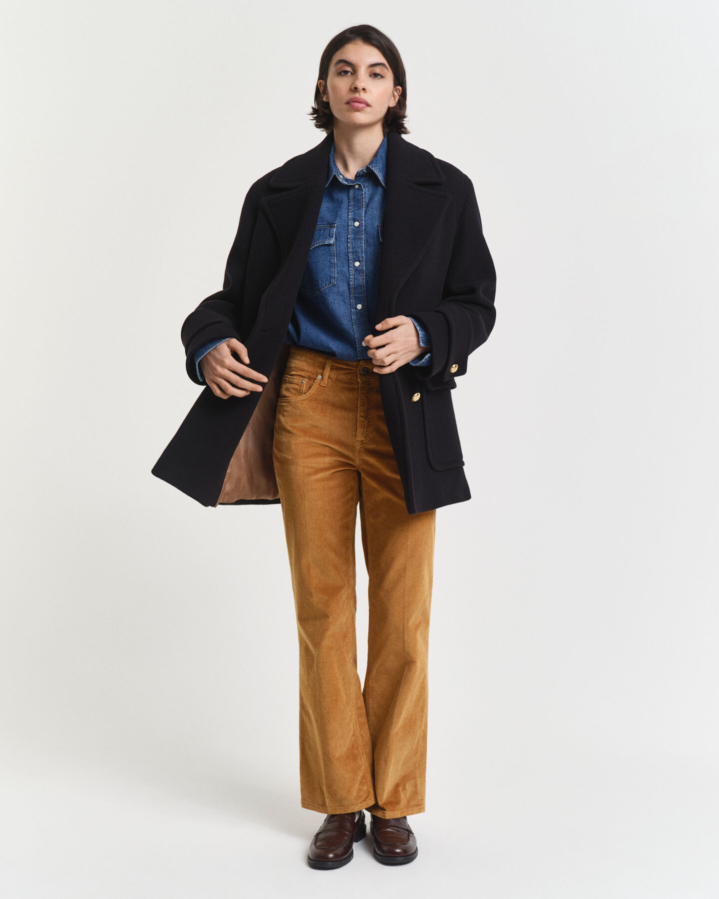 Jeans i manchester med utställda ben