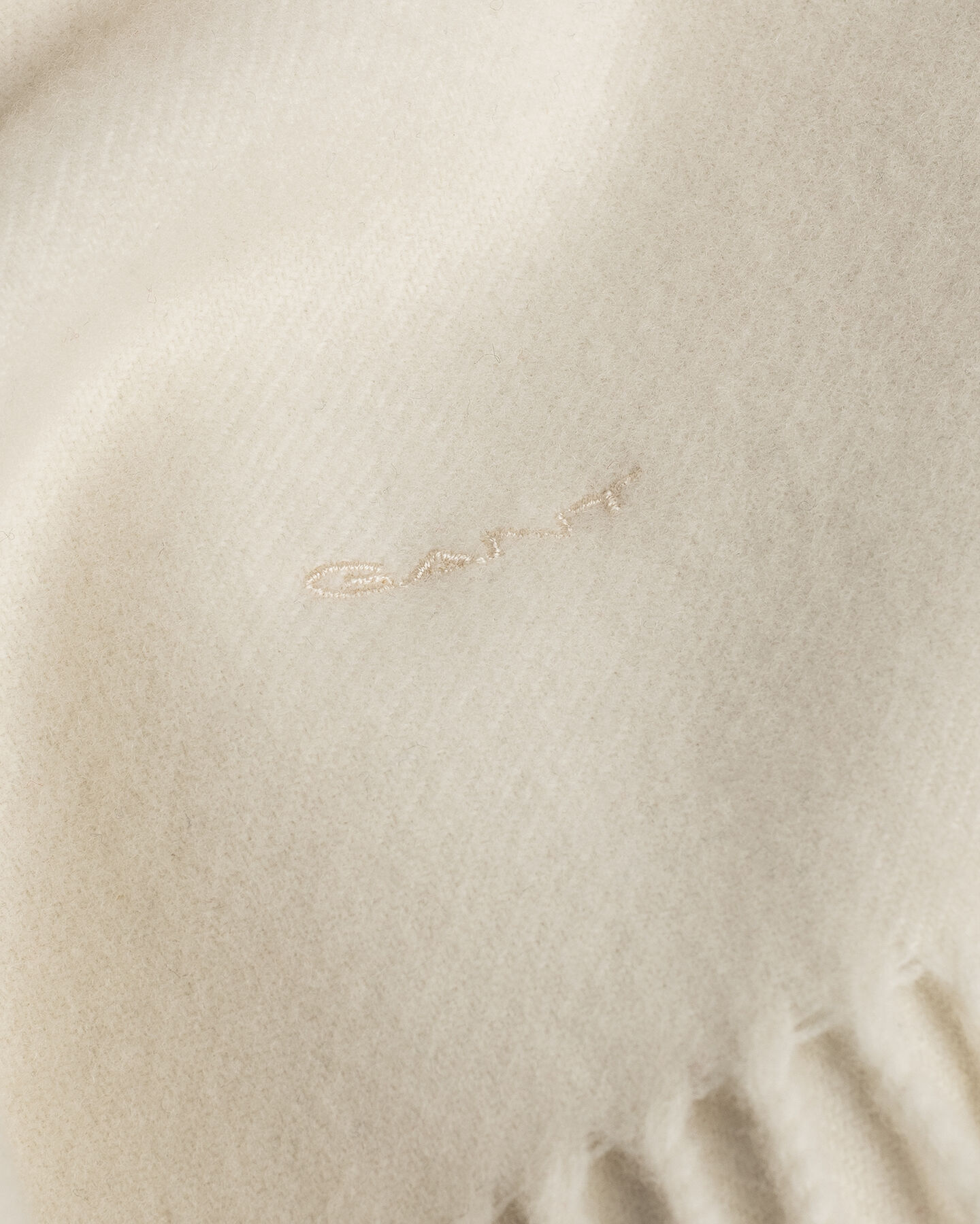 Enfärgad yllehalsduk