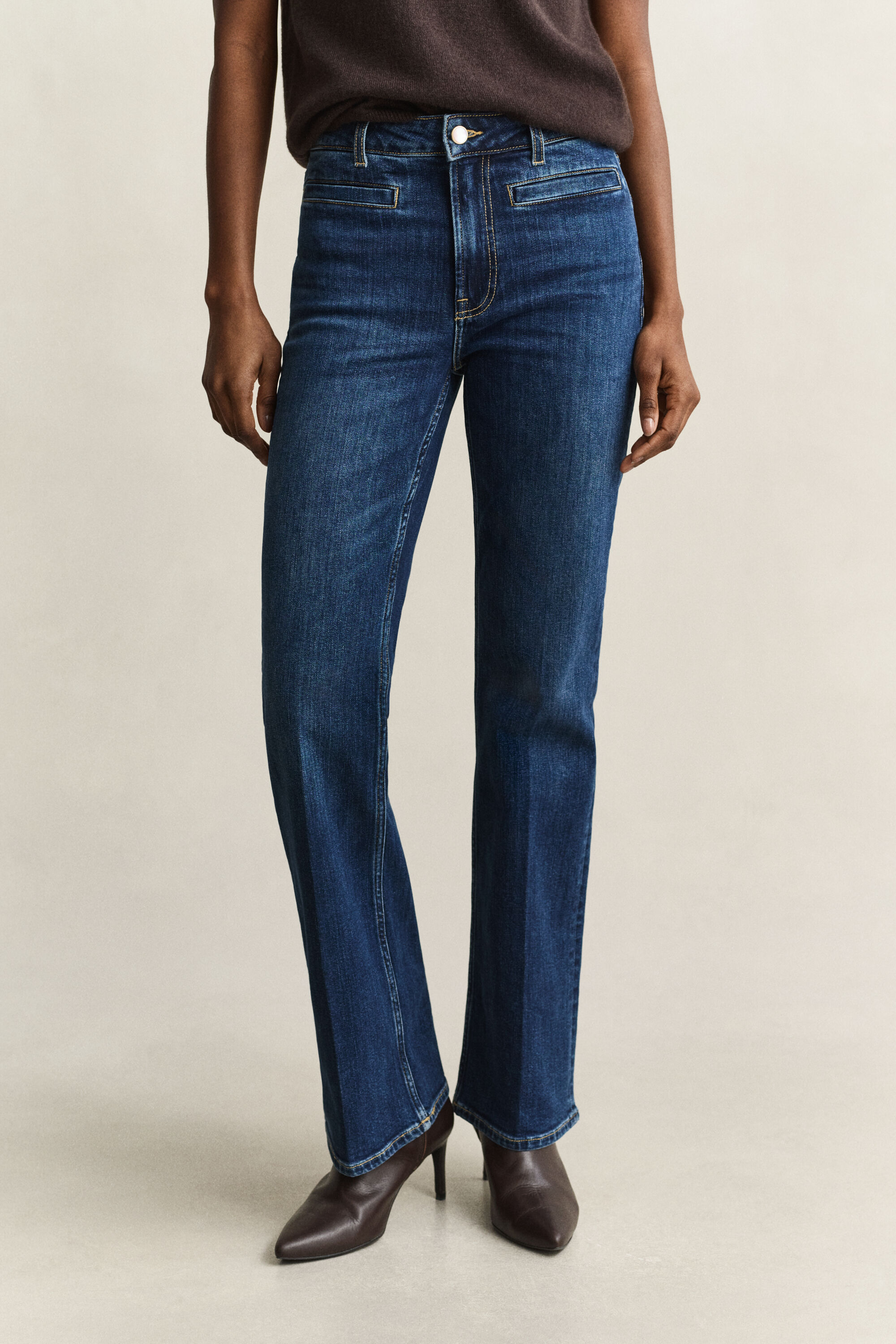 Utställda jeans med monogram