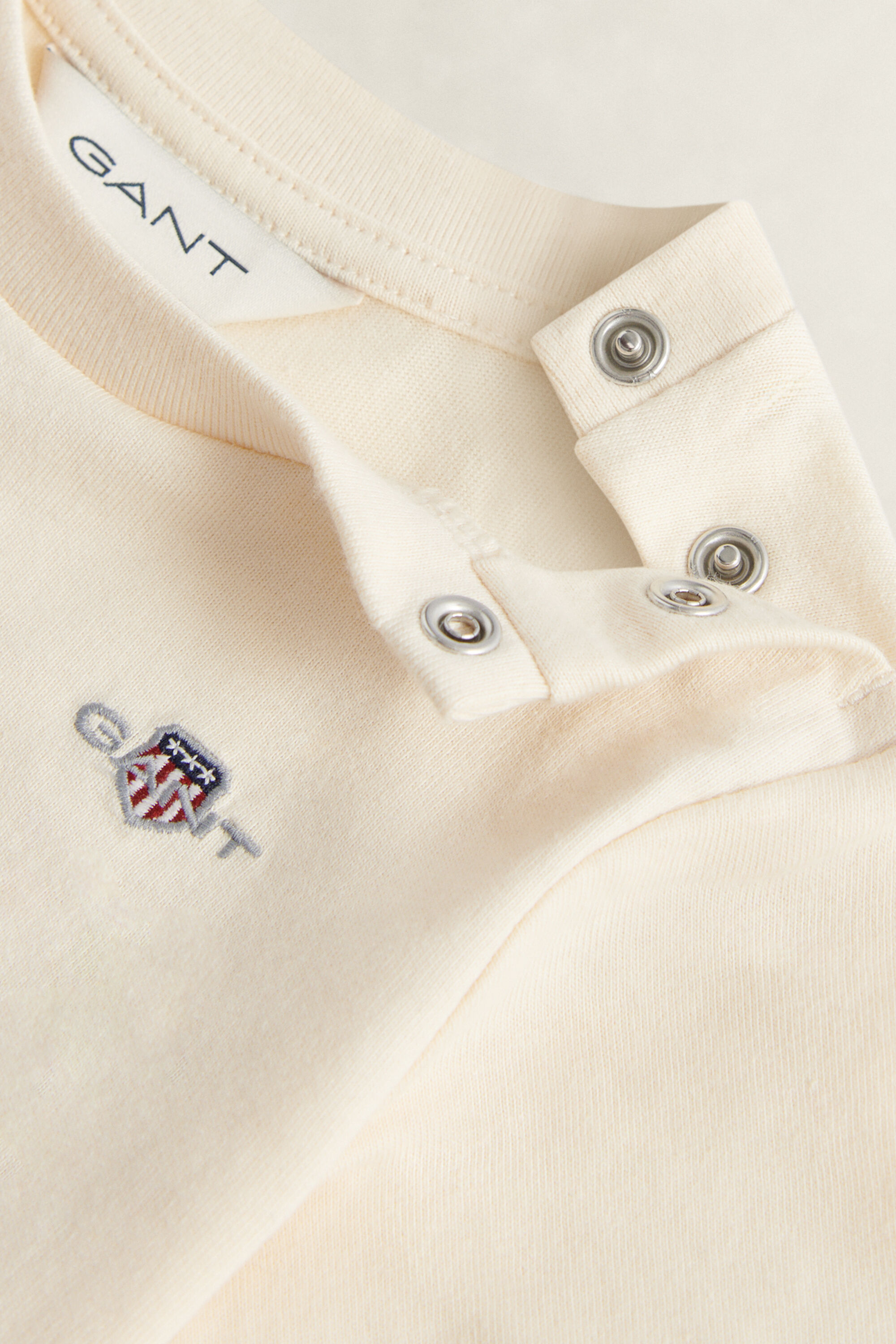 Boys set med T-shirt och sweatshorts med sköldemblem