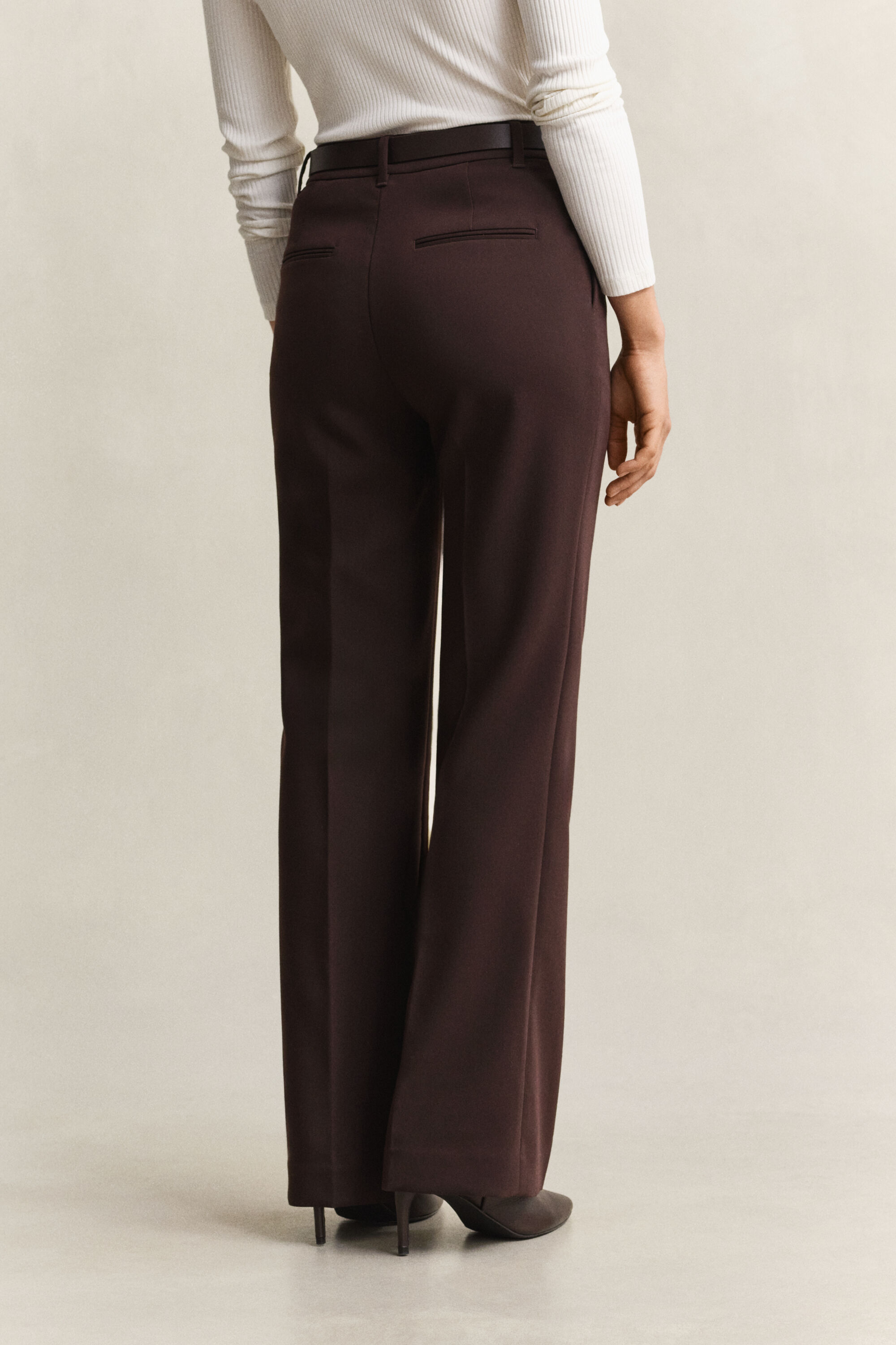 Slim fit slacks med utställda ben
