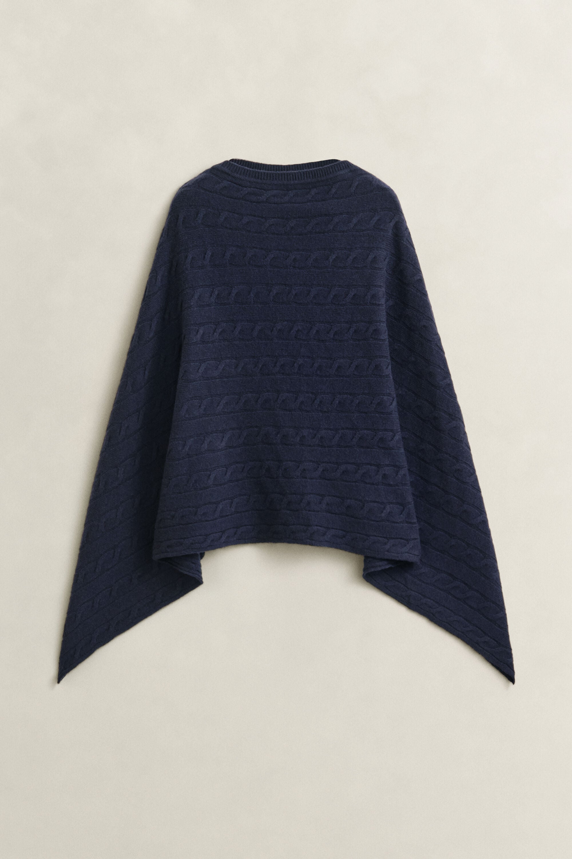 Kabelstickad ylleponcho