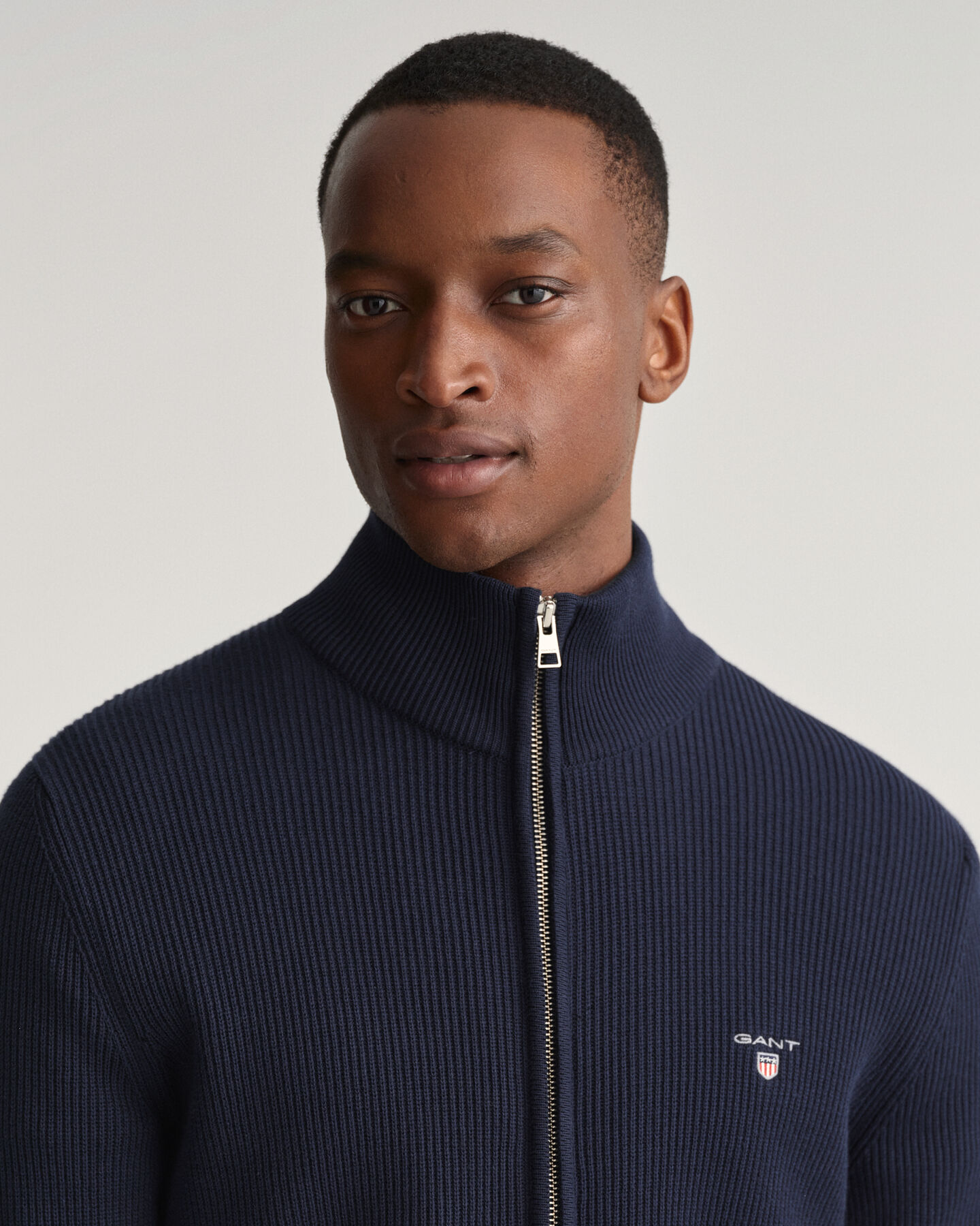 Ribbstickad tröja med dragkedja