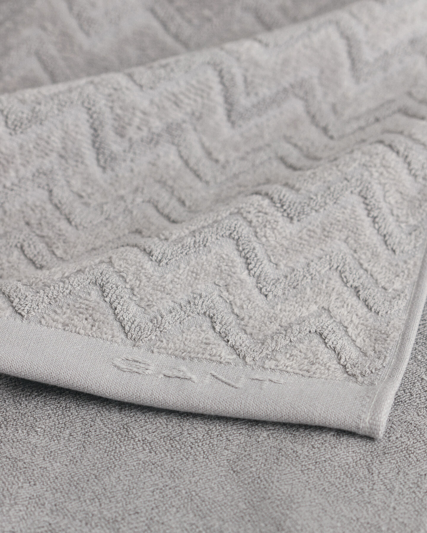 Jacquardvävd fiskbensmönstrad handduk 70 x 140