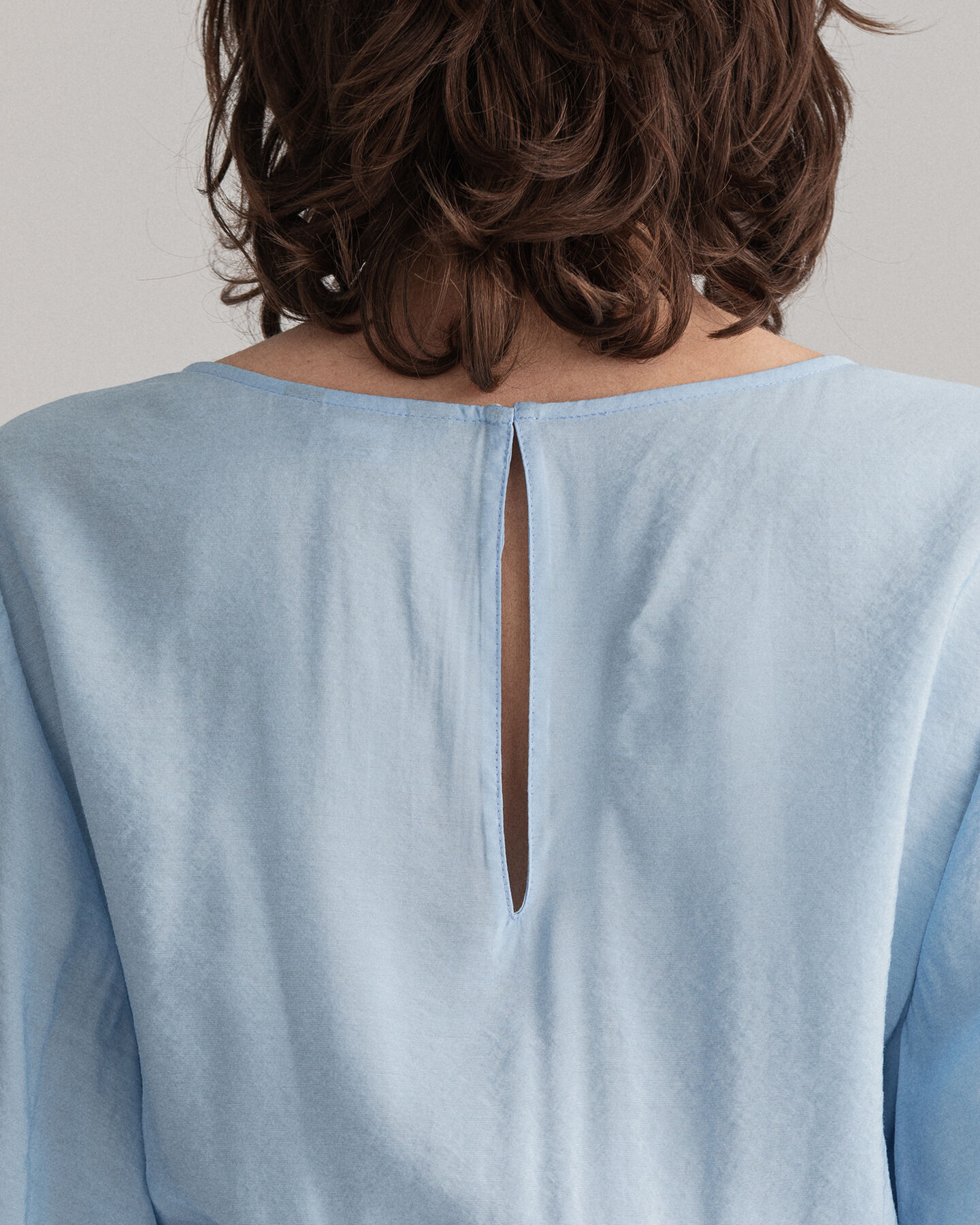 Flounce klänning med puffärm