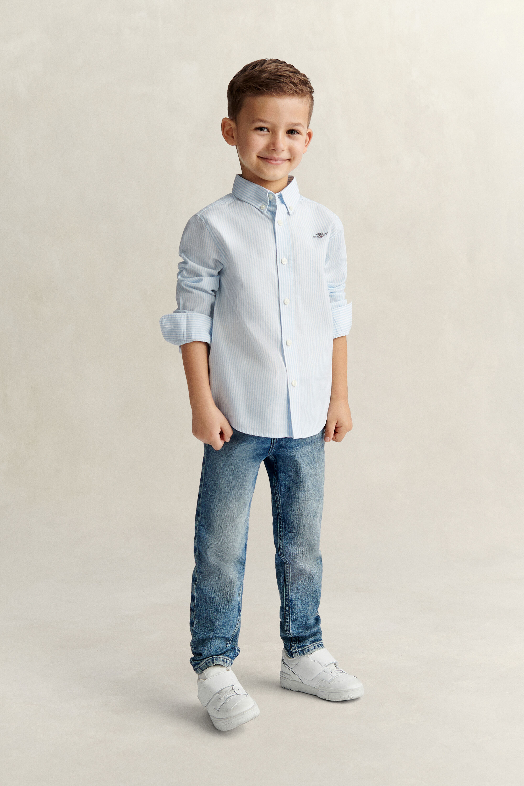 Boys randig oxfordskjorta med sköldemblem