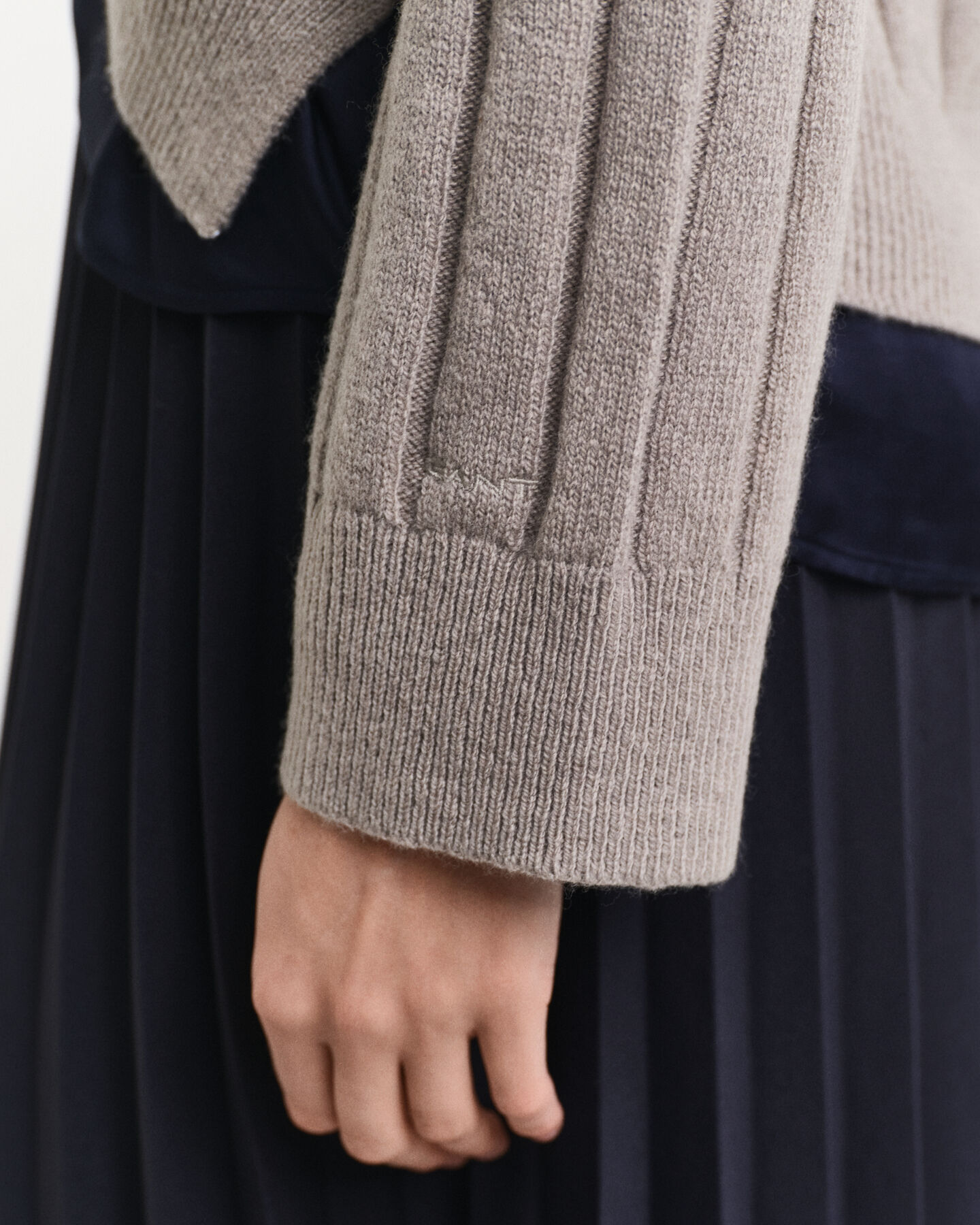 Bredribbad V-ringad tr&ouml;ja i ull