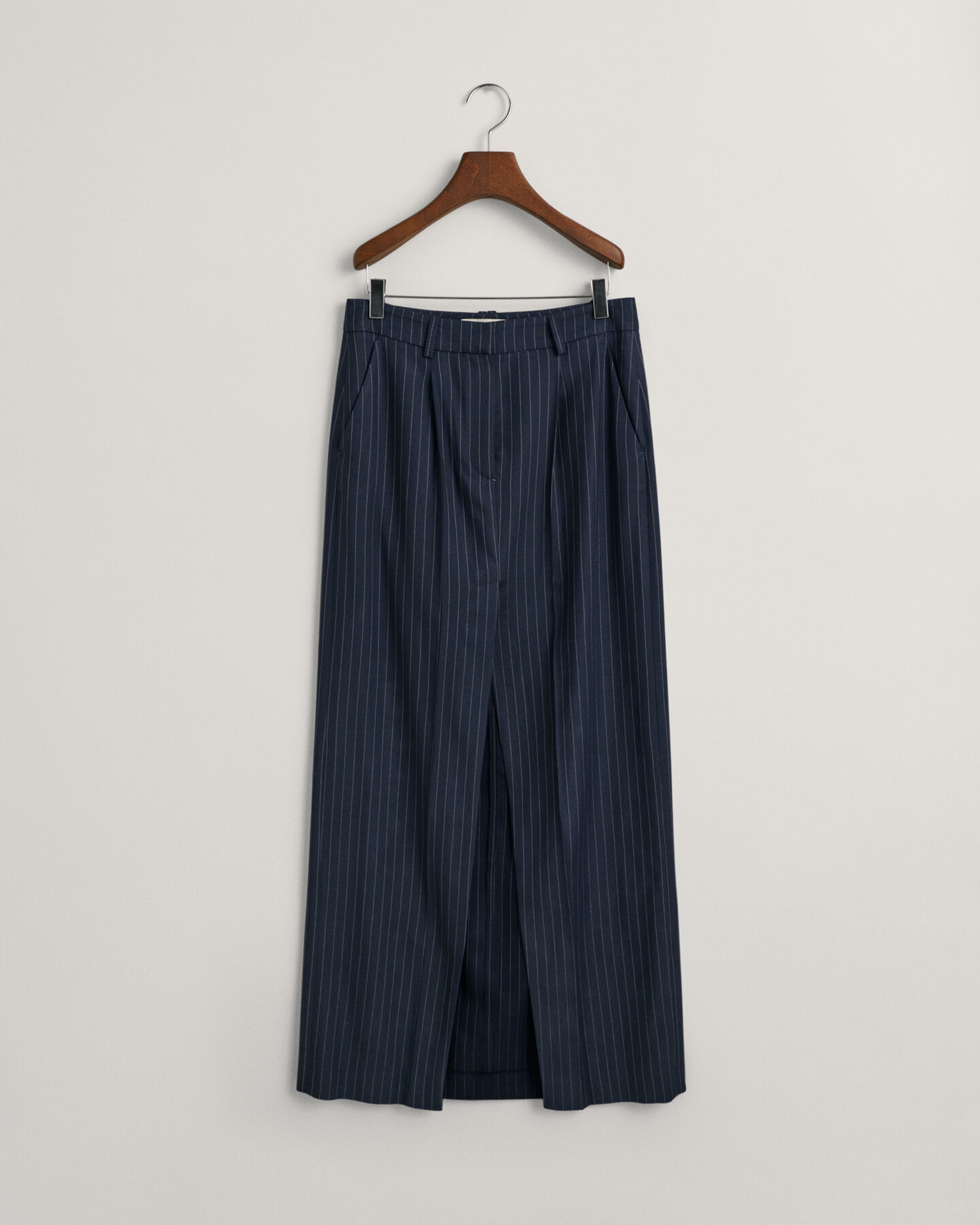 Plisserad kritstrecksrandig maxikjol