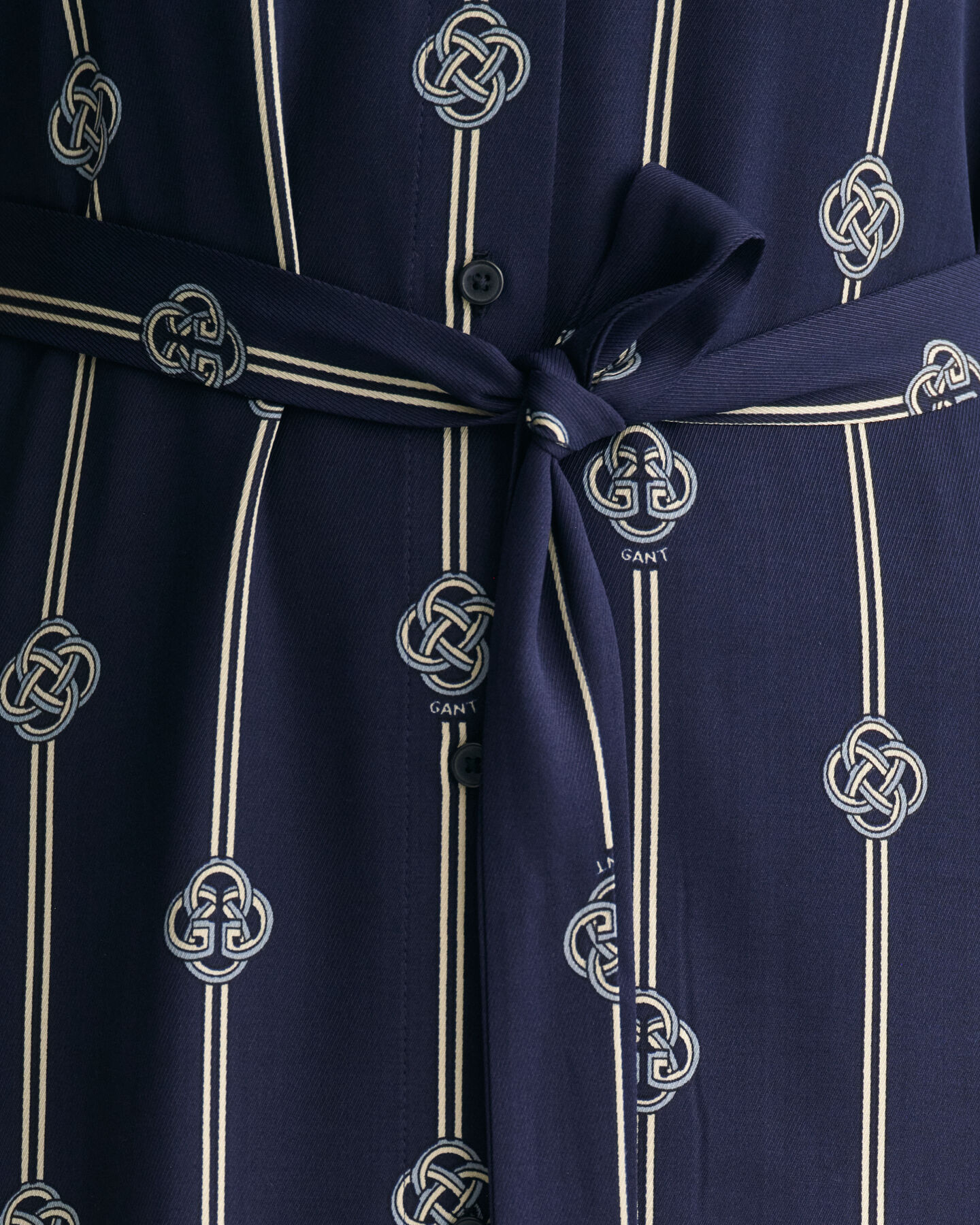 M&ouml;nstrad, kort&auml;rmad skjortkl&auml;nning