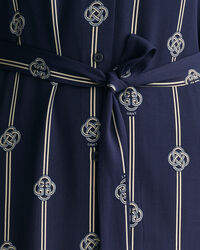 M&ouml;nstrad, kort&auml;rmad skjortkl&auml;nning