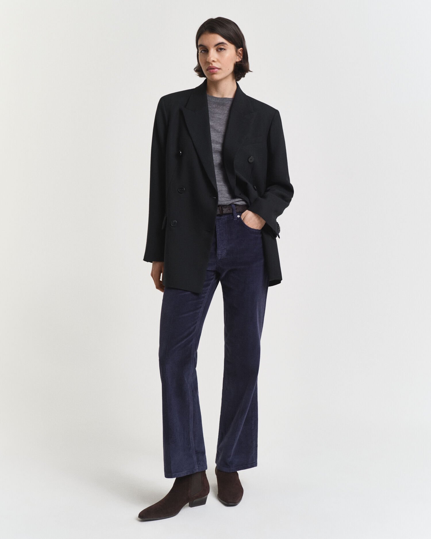 Jeans i manchester med utställda ben