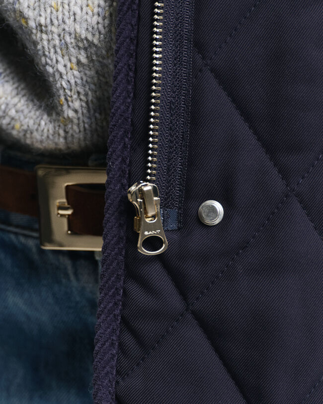 Quiltad v&auml;st med manchesterdetaljer