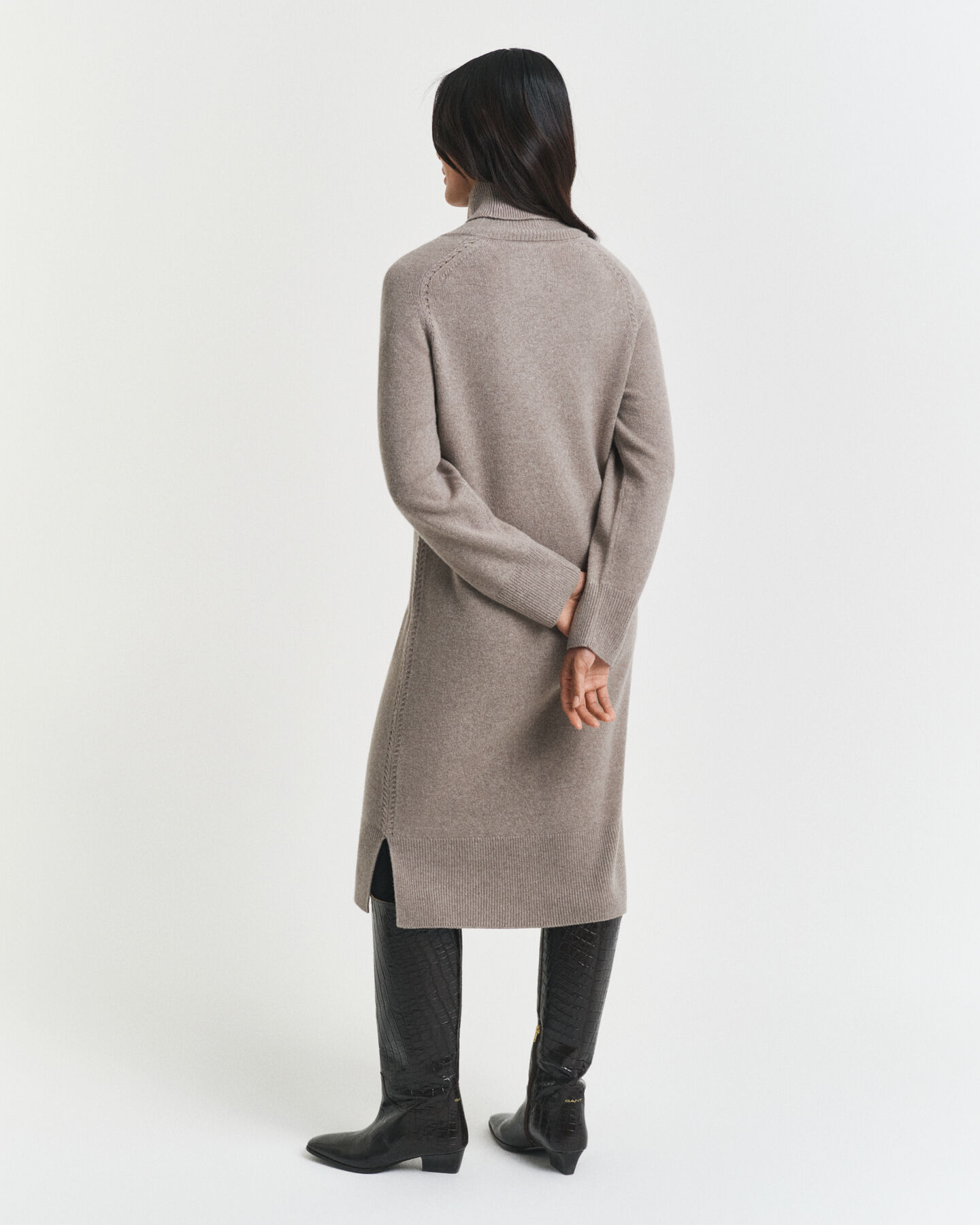 Klänning med polokrage och stickade detaljer