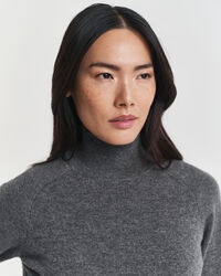 Stickad klänning i superfin lammull