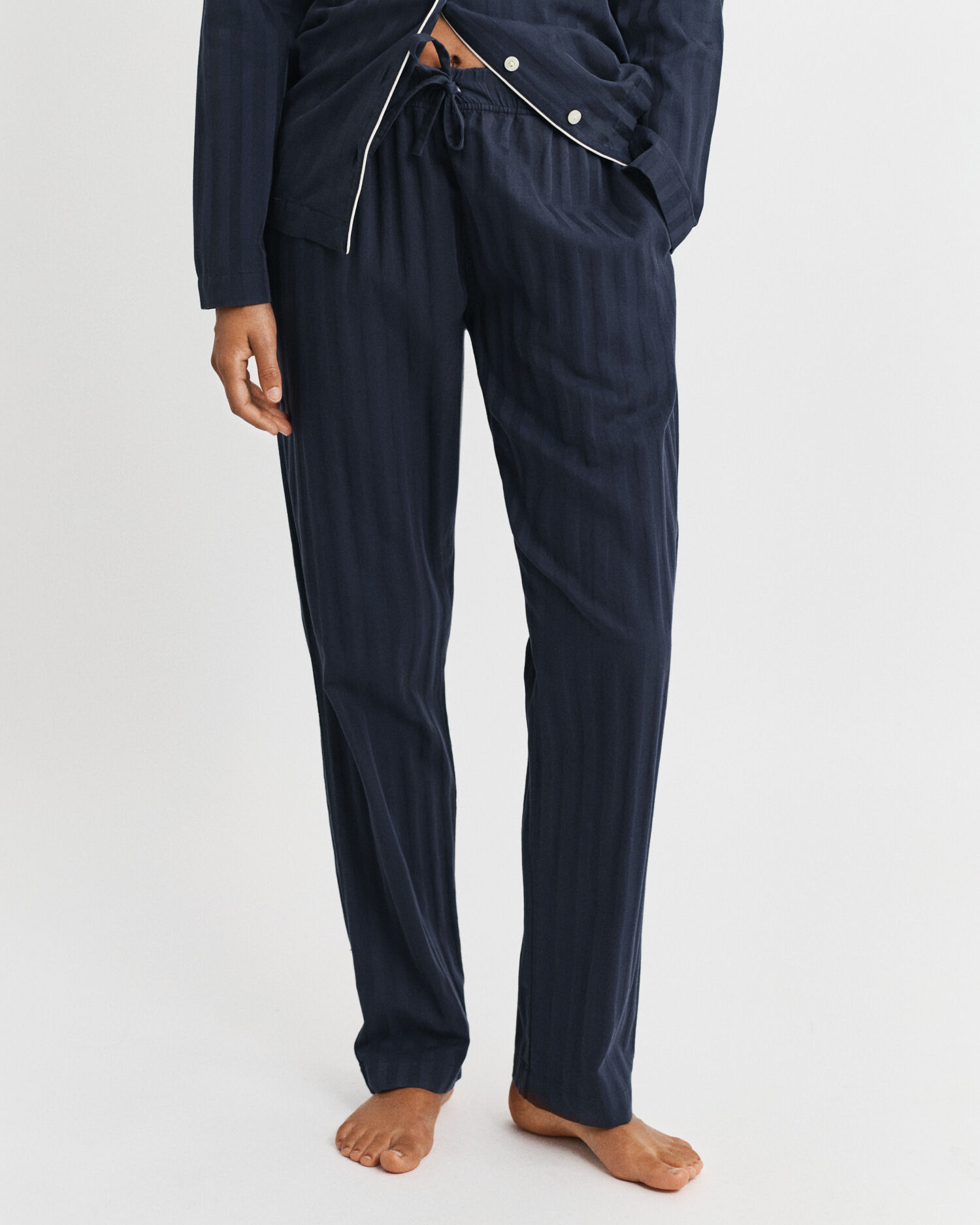 Randig satinpyjamas i presentförpackning