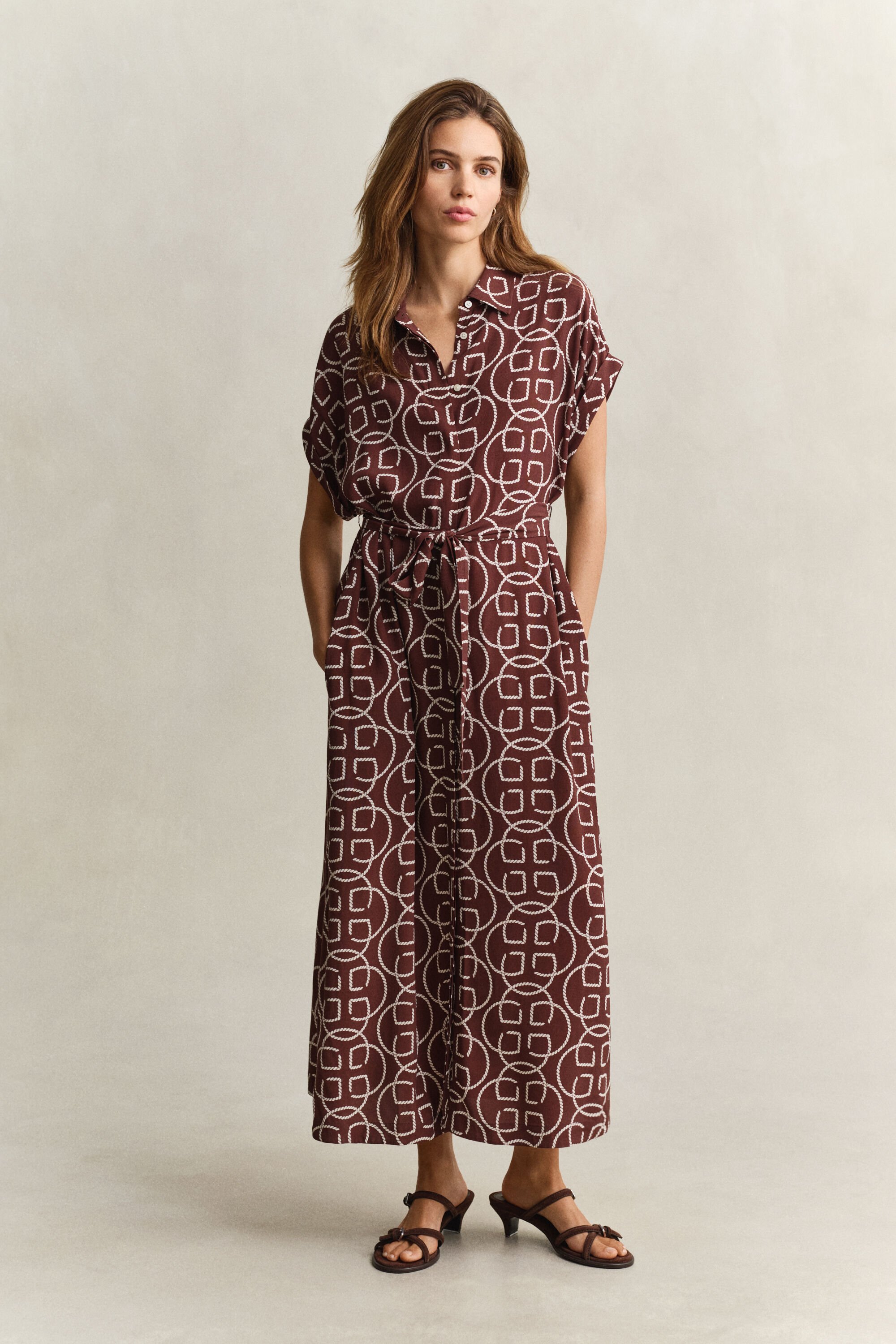 Klänning med holkärm och monogram