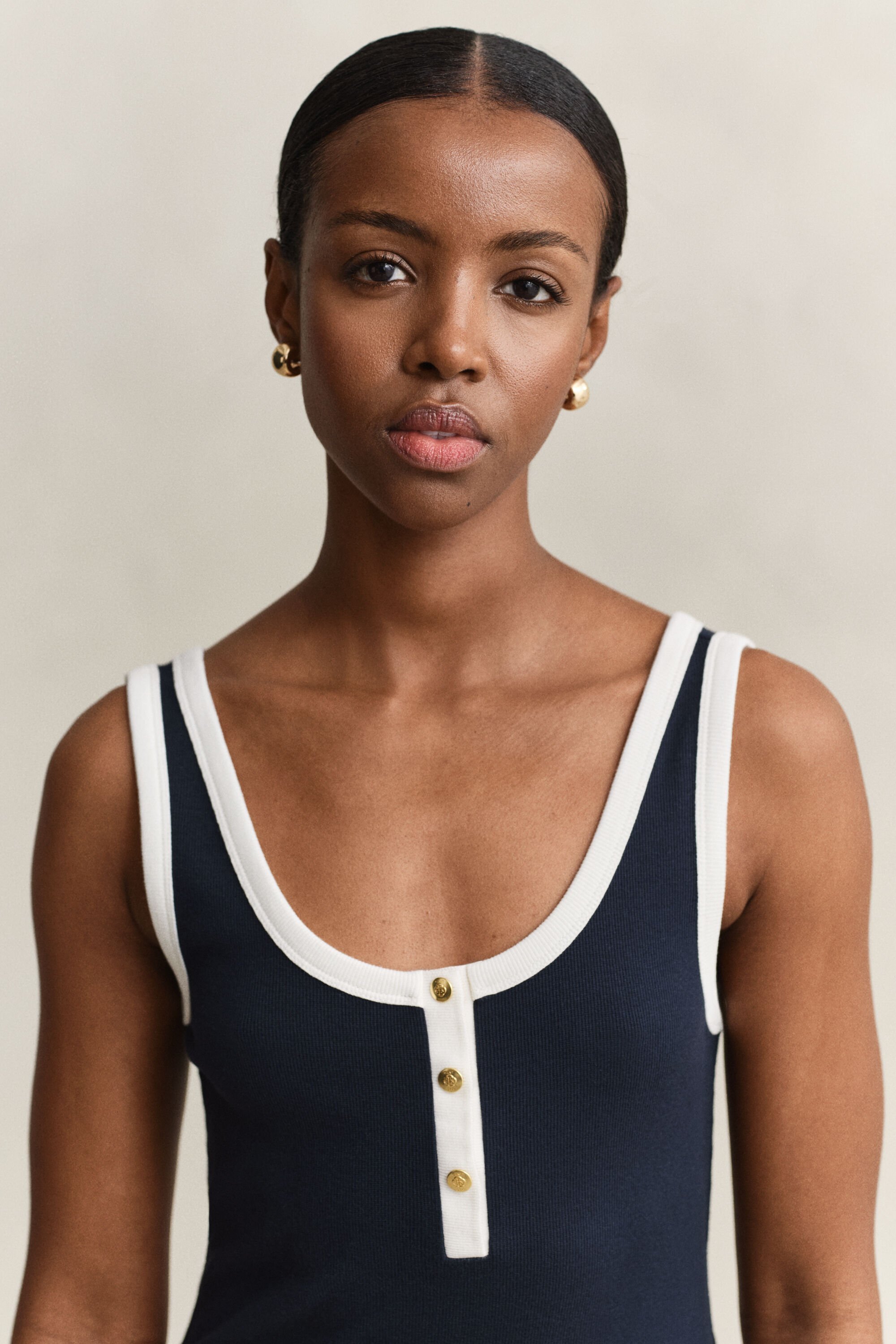 Ribbstickad klänning