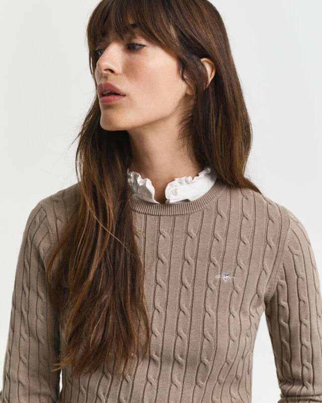 Kabelstickad tröja i bomullsstretch med rund hals