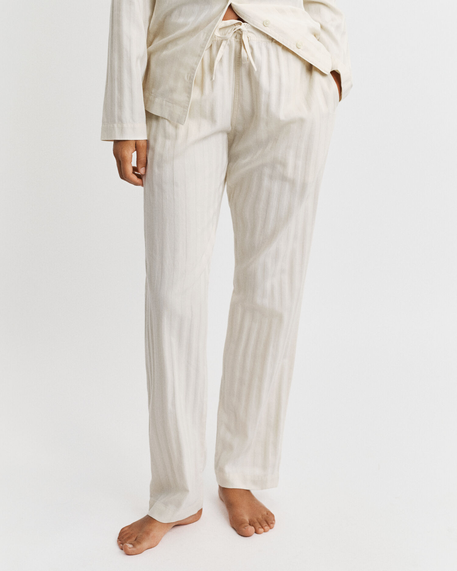 Randig satinpyjamas i presentförpackning