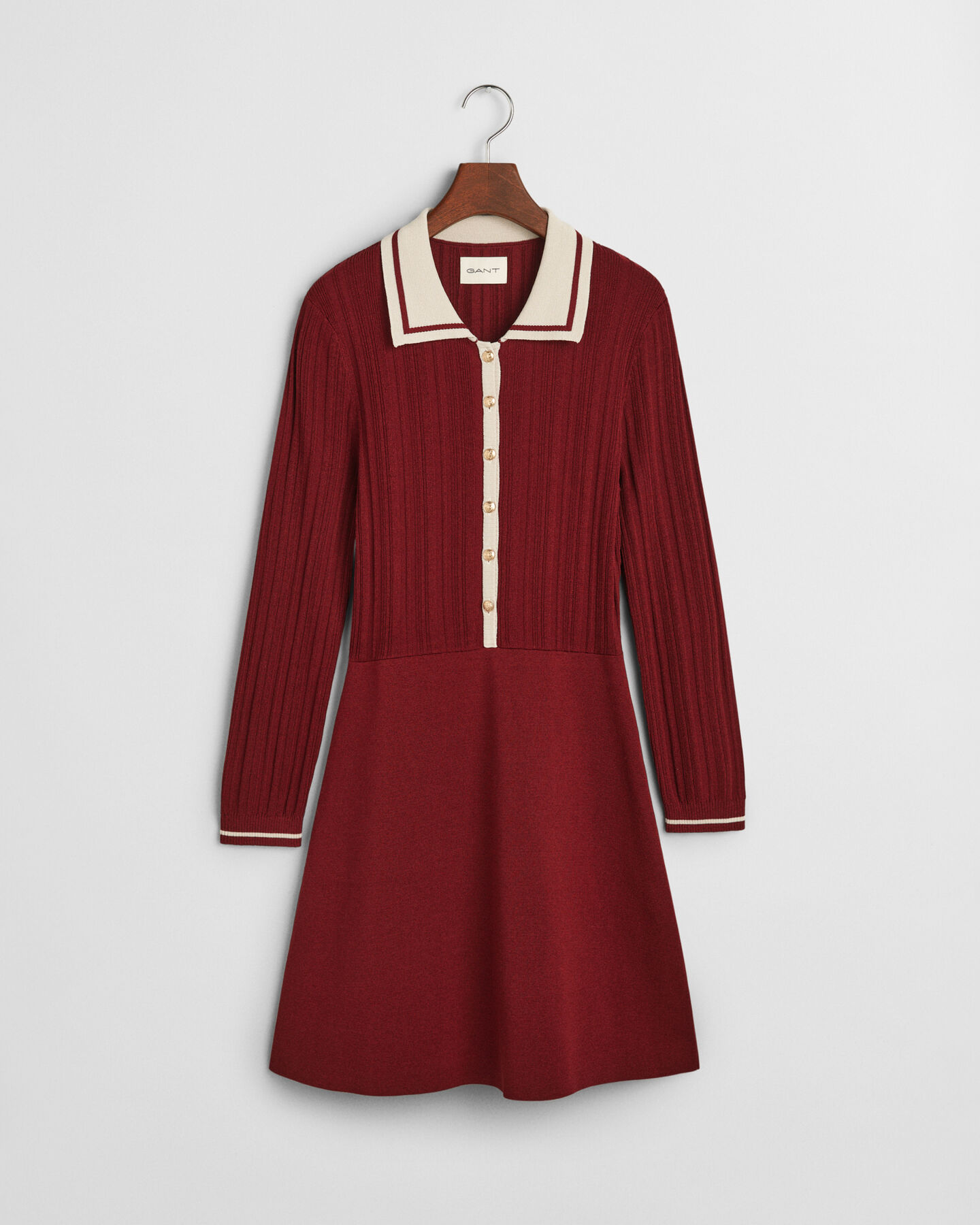 Kontrastf&auml;rgad ribbstickad kl&auml;nning