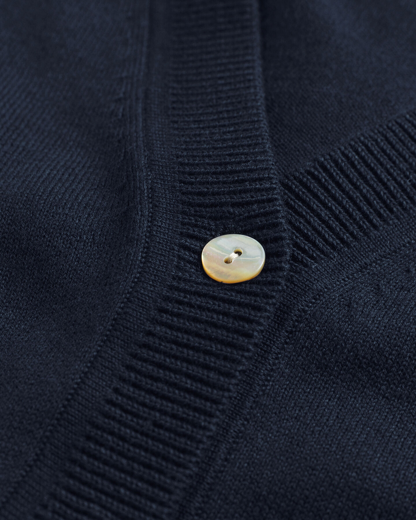 Tunn V-ringad bomullskofta