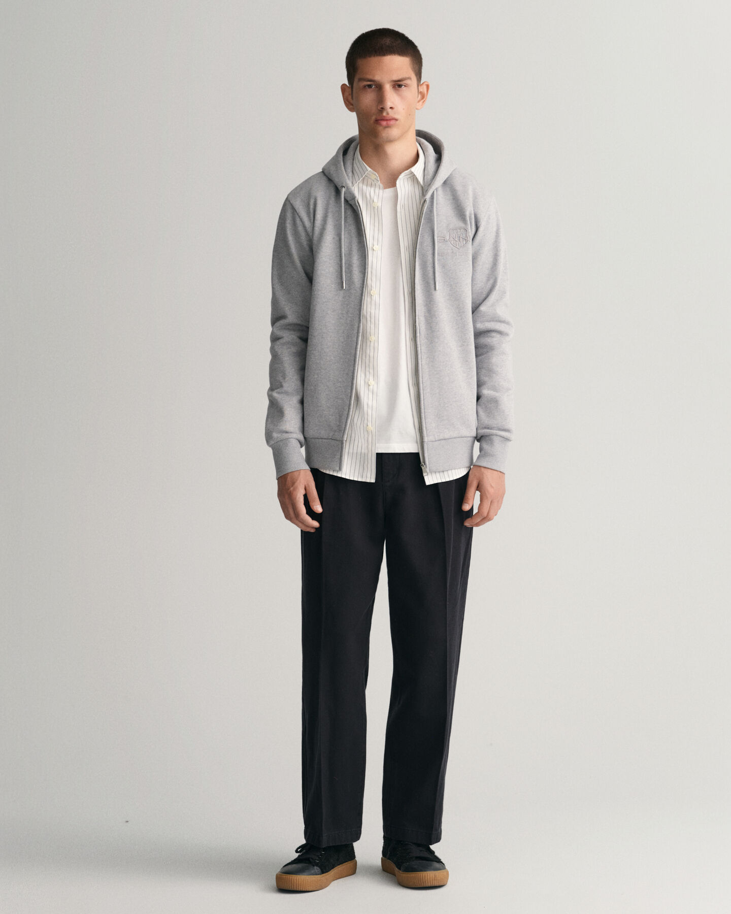 Hoodie med dragkedja och en sköld ton i ton