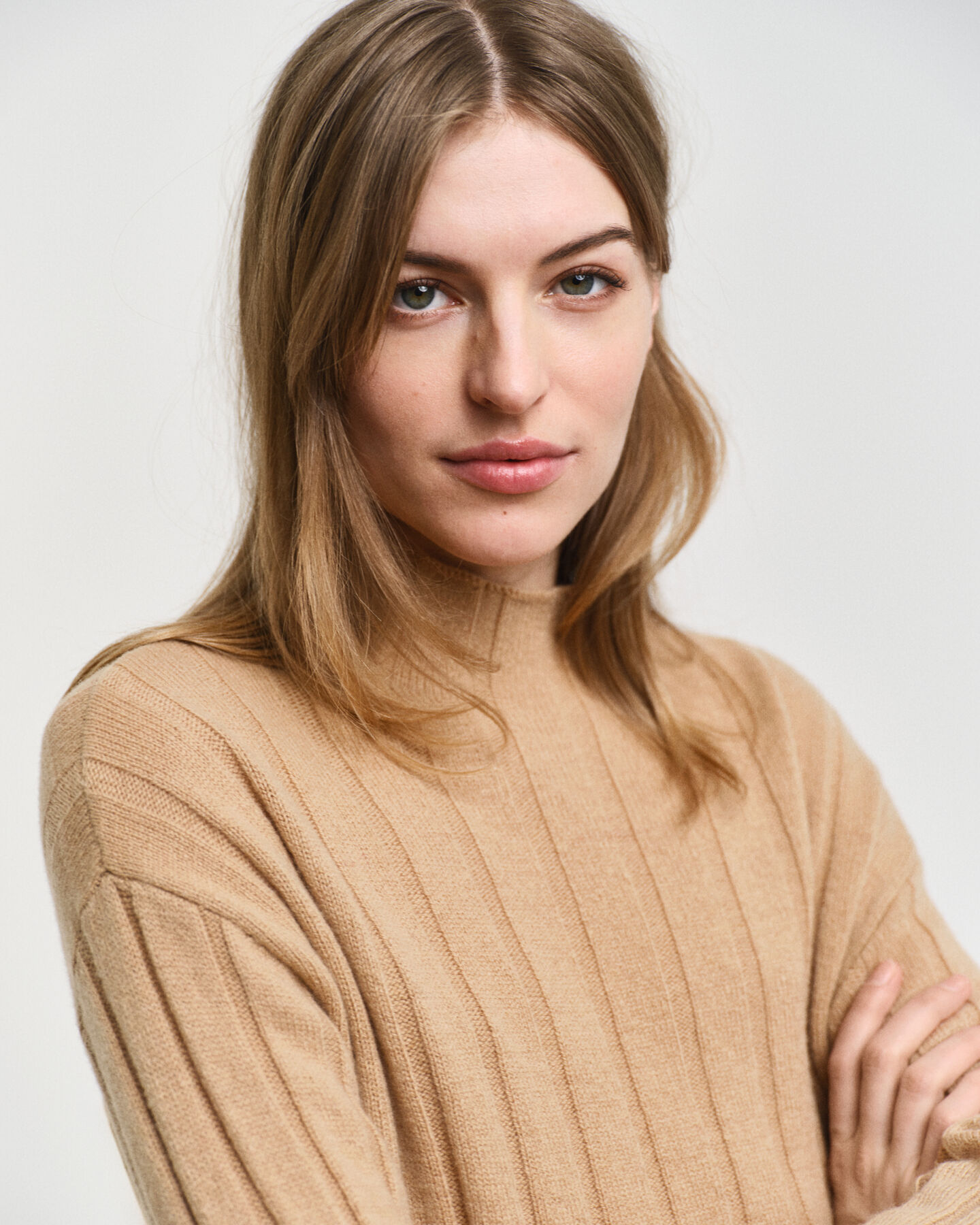 Bredribbad tr&ouml;ja i ull med st&aring;krage