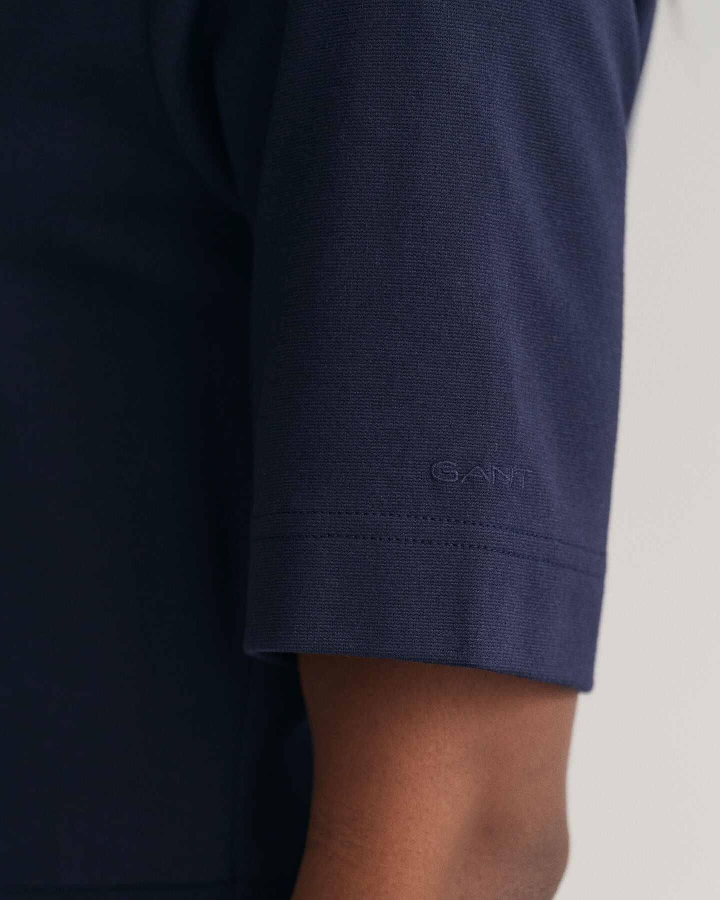 Utst&auml;lld kort&auml;rmad crew neck kl&auml;nning