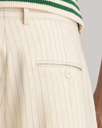 Kritstrecksrandiga byxor