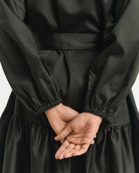 Långärmad klänning i bomullssatin