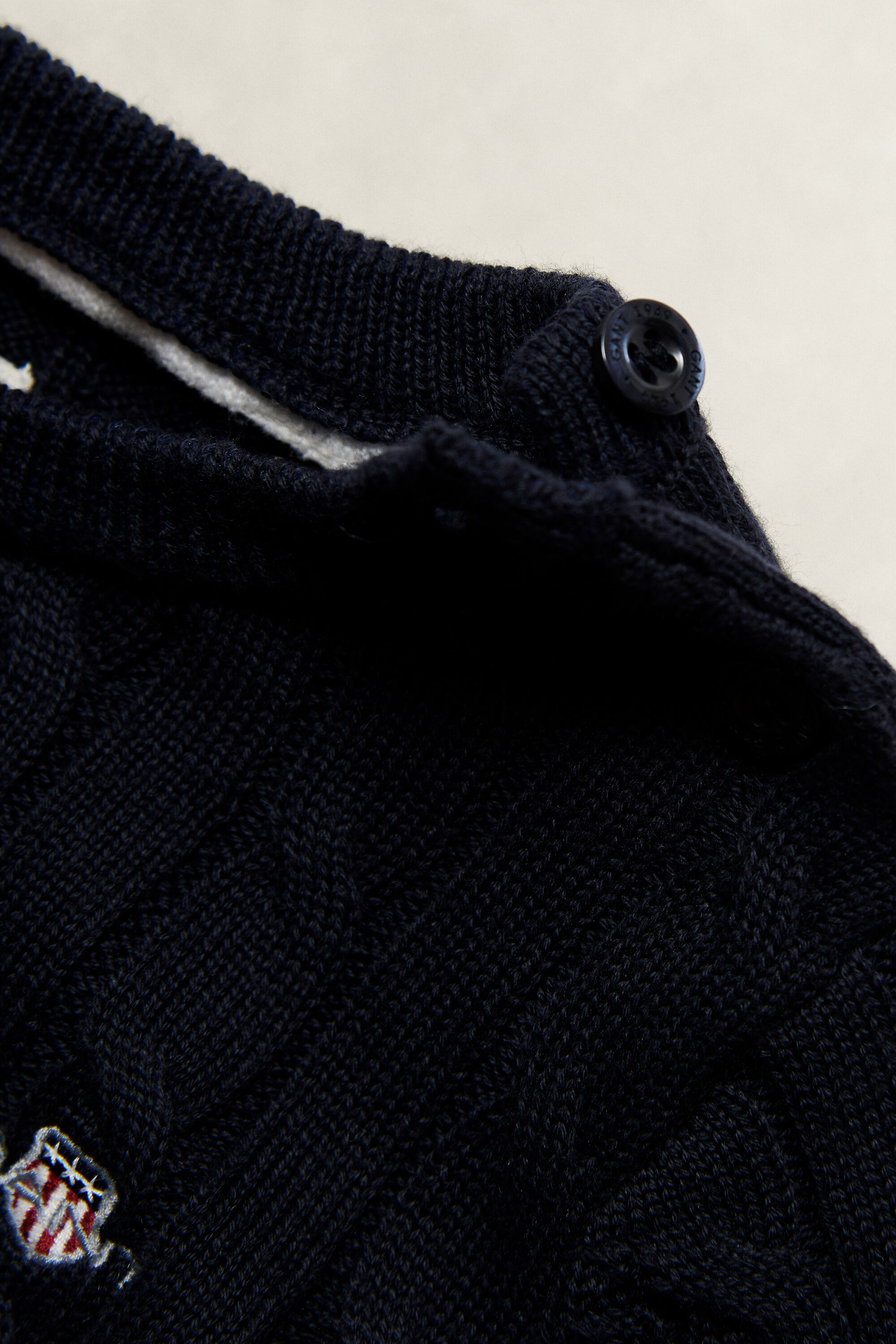 Girls kabelstickad tröja med sköldemblem