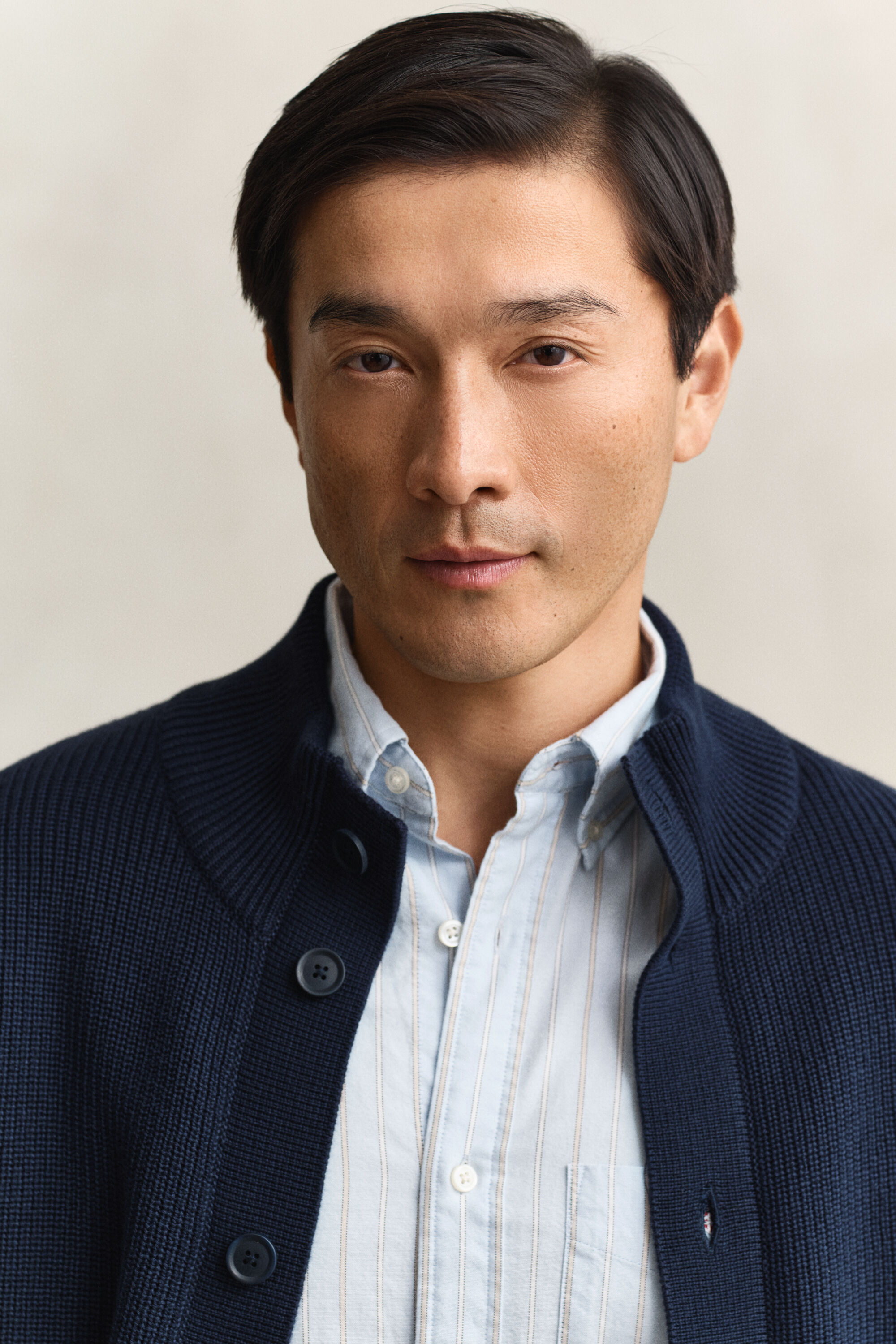 Ribbstickad kofta med knappar