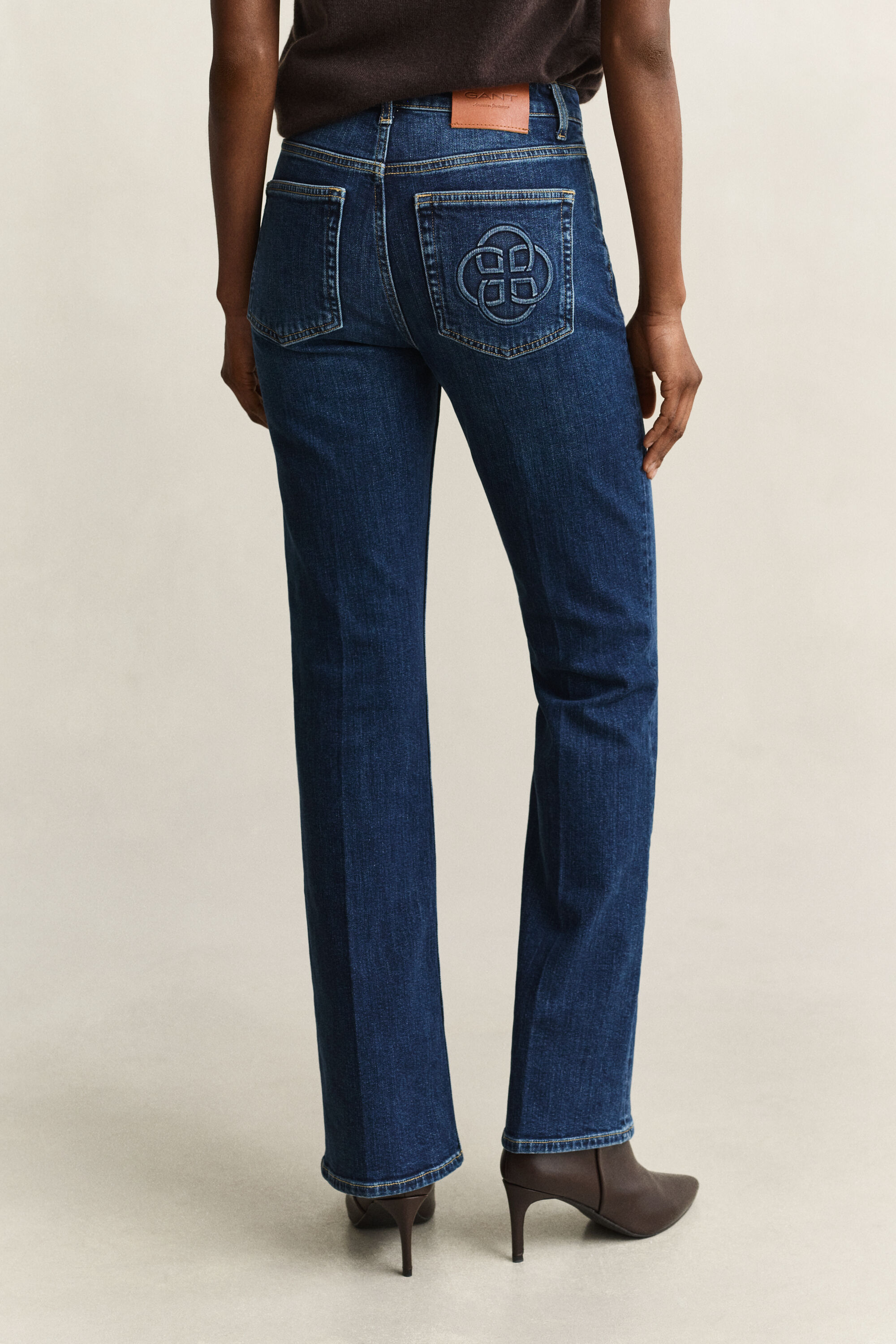 Utställda jeans med monogram