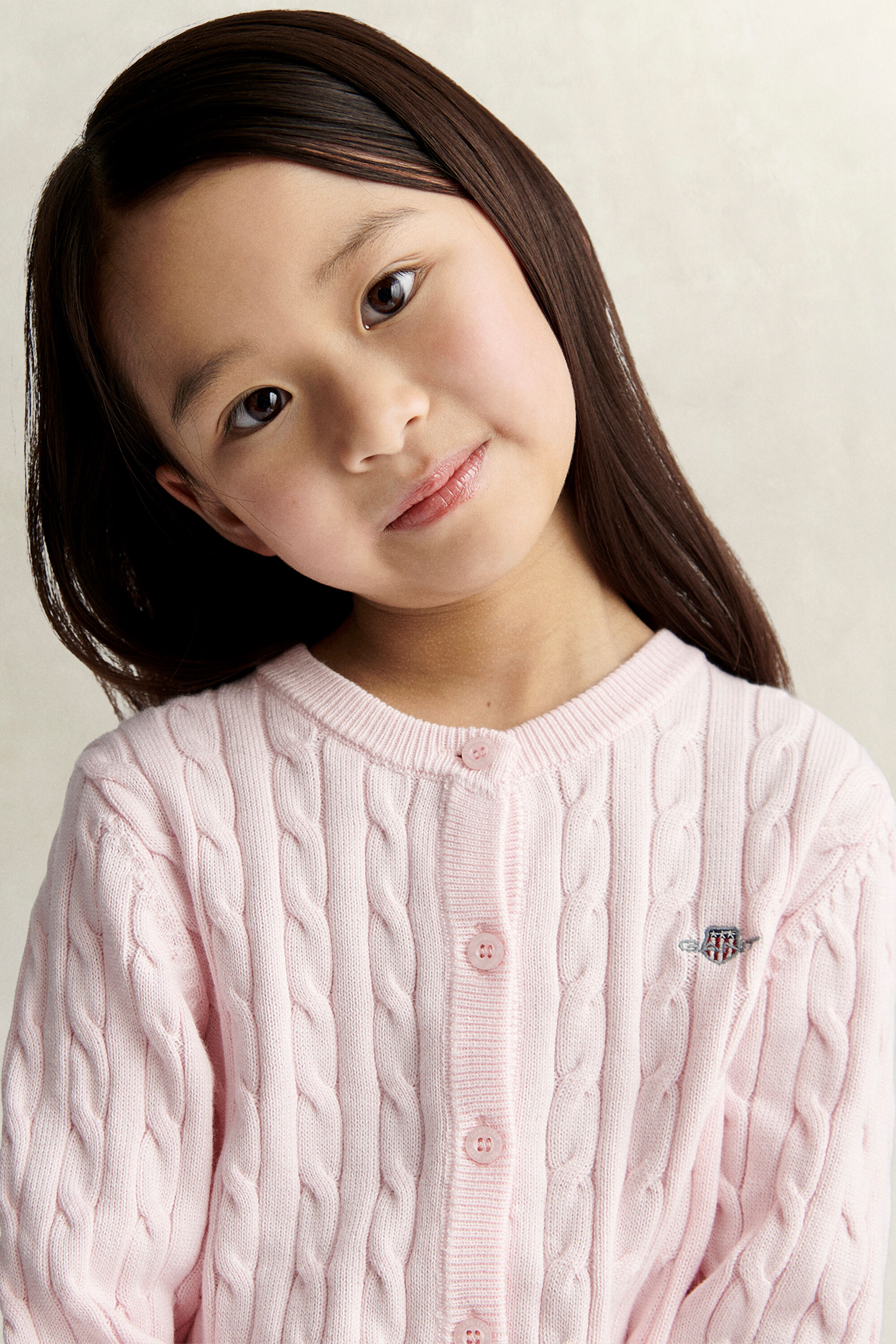 Girls kabelstickad kofta med sköldemblem