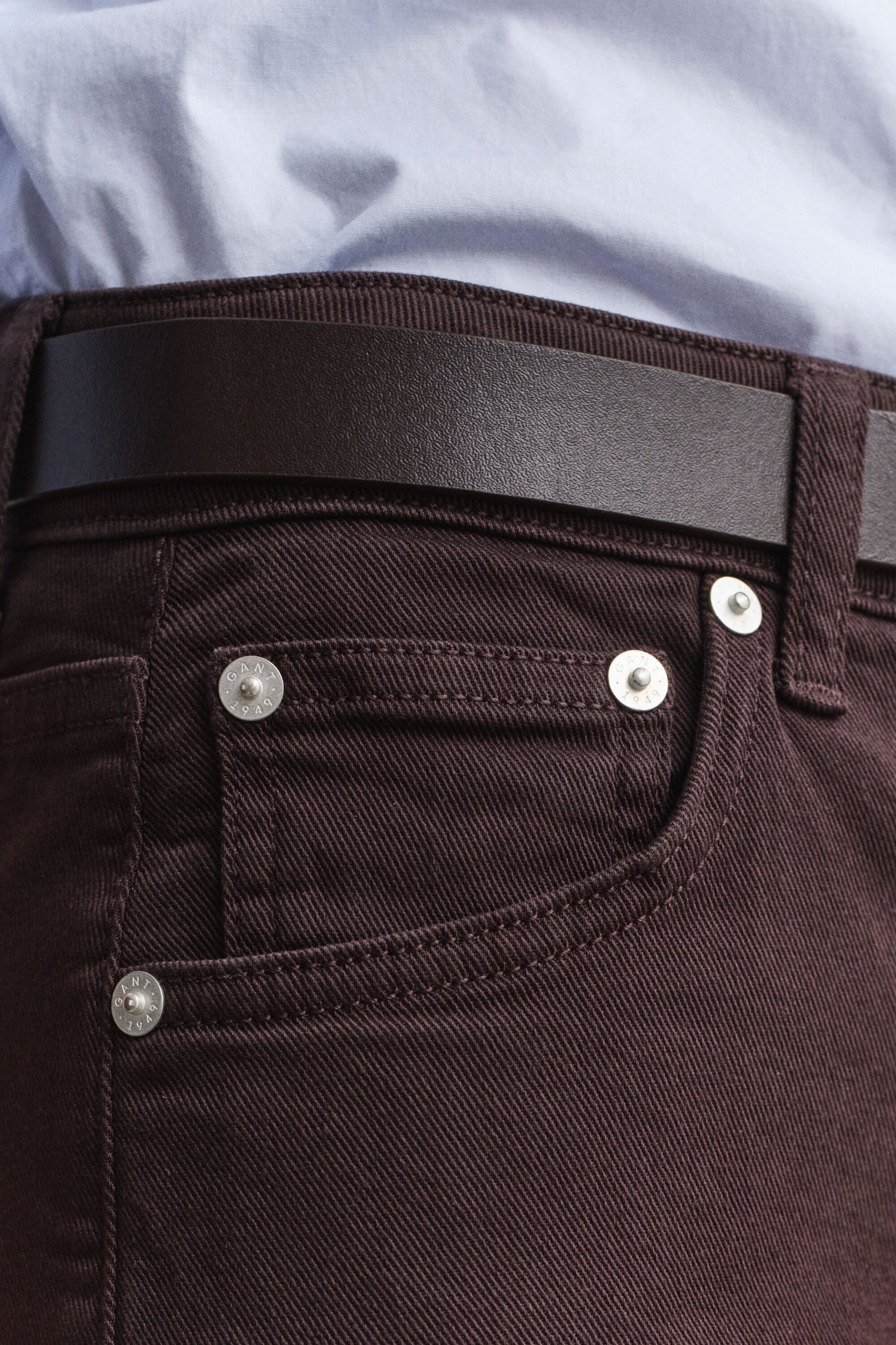 Slim färgade utställda jeans